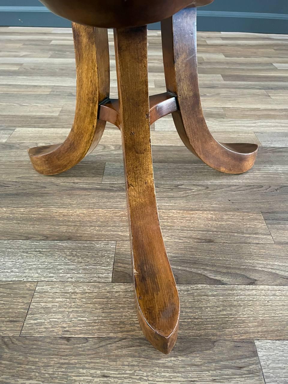 Coppia di sgabelli rustici d'epoca a treppiede Park Avenue di Smith & Watson in vendita 2