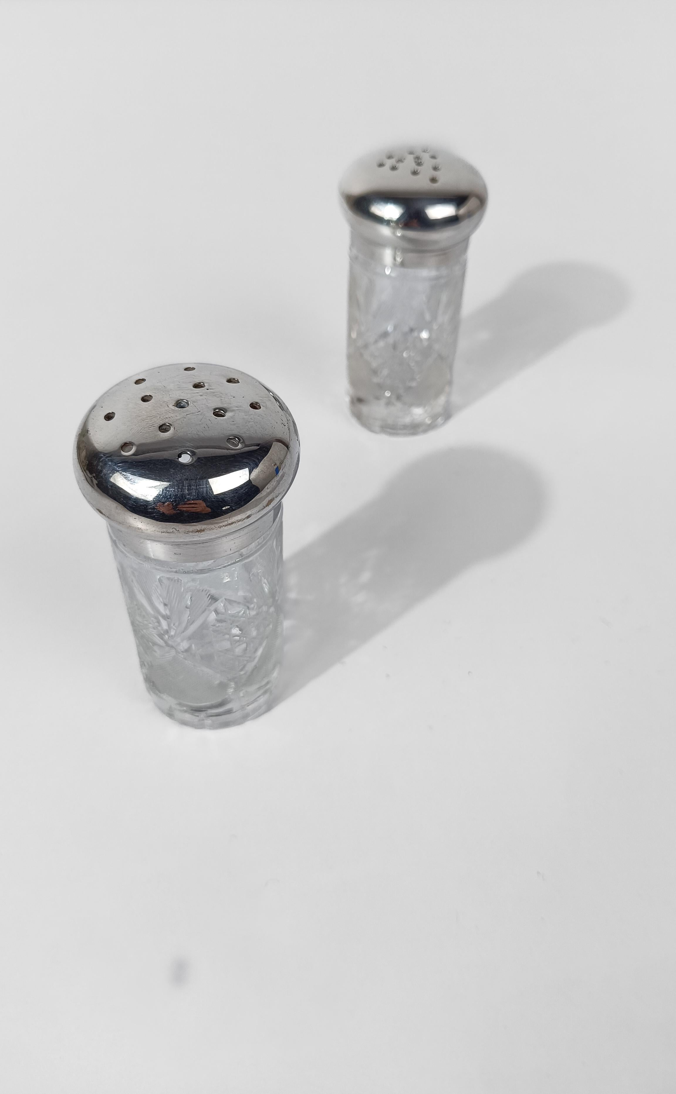Paire de salière et poivrière vintage en verre de cristal taillé et plaqué argent en vente 6
