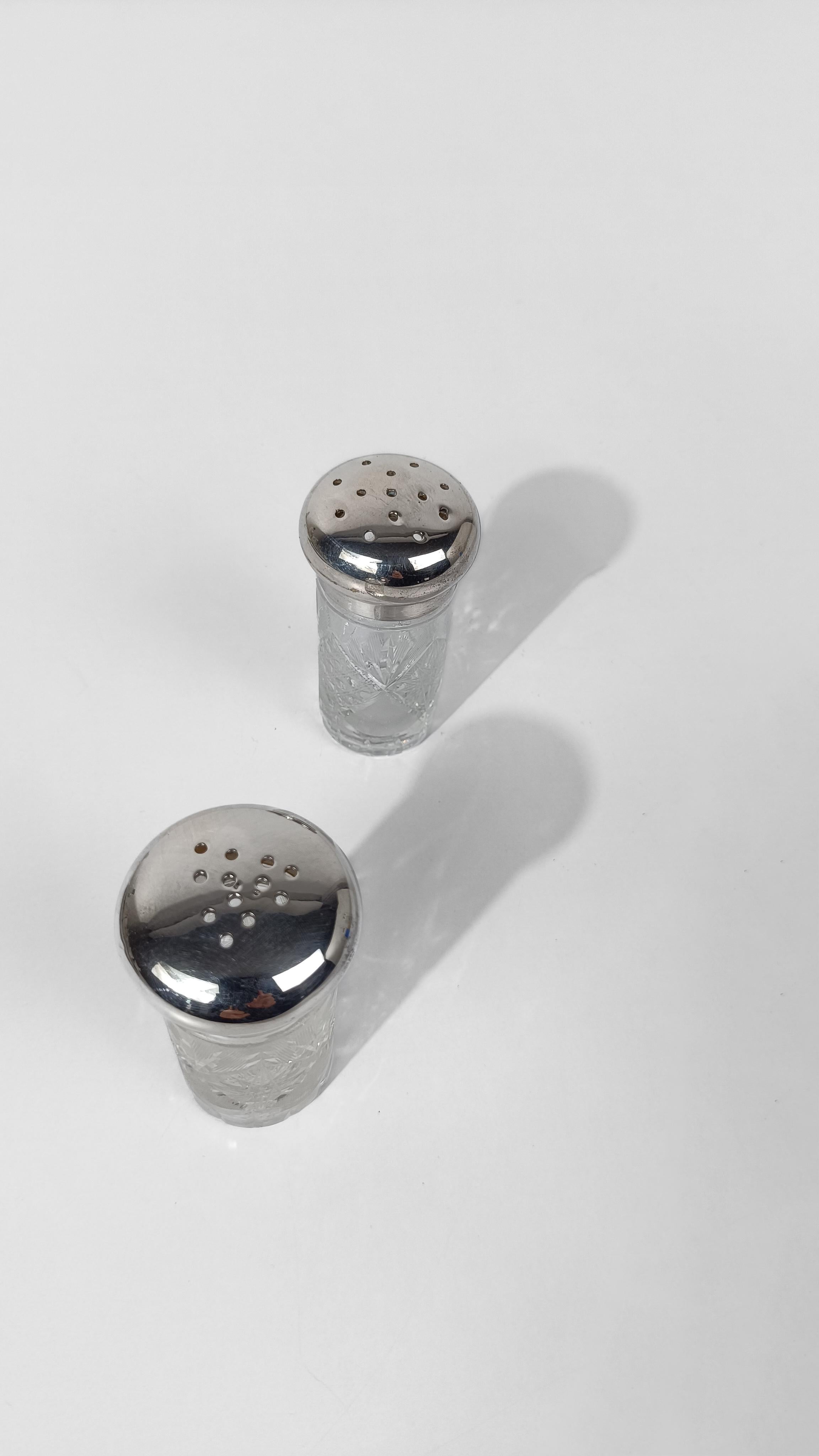 Paire de salière et poivrière vintage en verre de cristal taillé et plaqué argent en vente 7