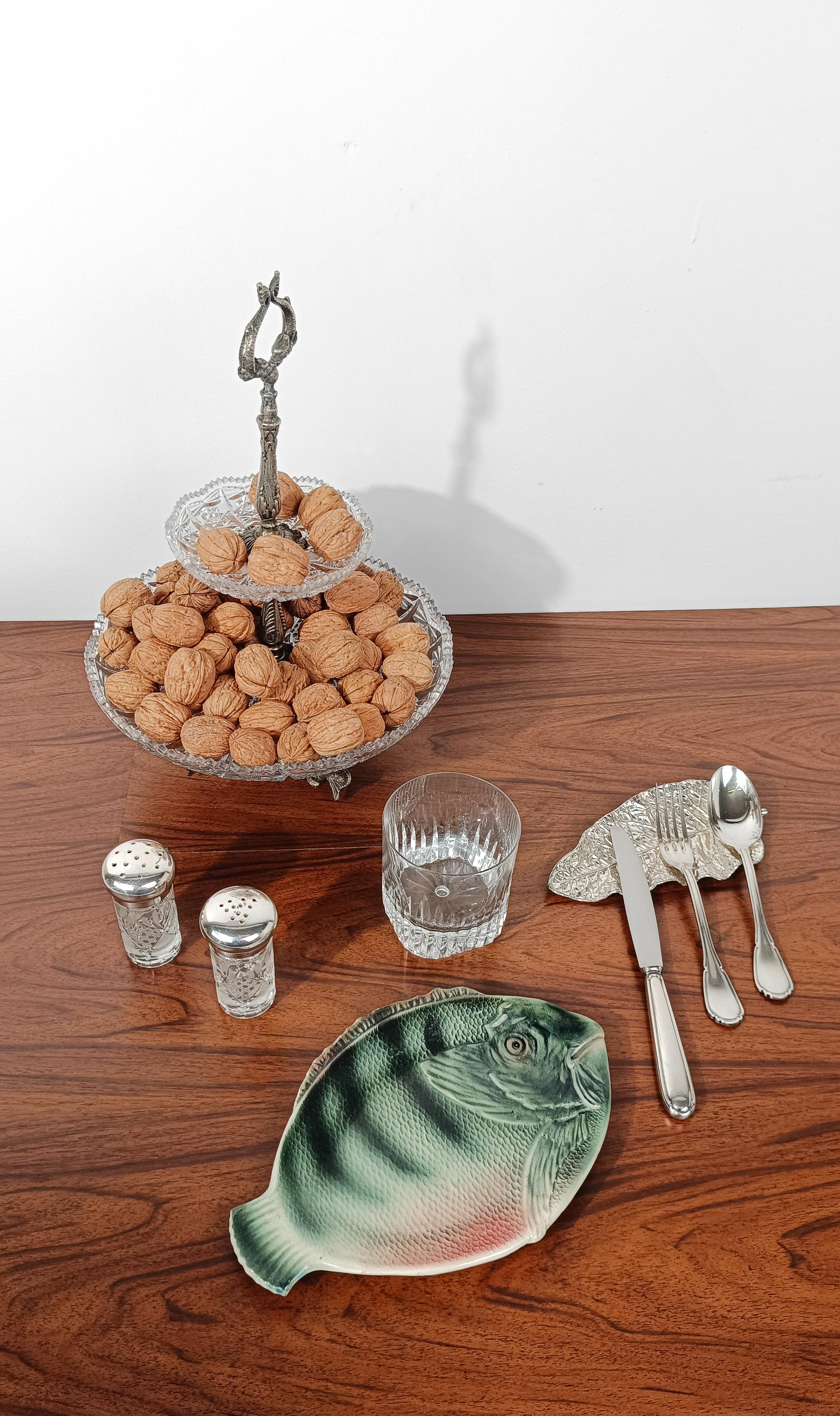 Je propose à la vente un ensemble de burettes composé de deux pièces, salière et poivrière.
Réalisés en cristal taillé avec le motif décoratif traditionnel de Bohème, ils sont tous deux dotés d'un bouchon rond convexe en métal argenté qui a été