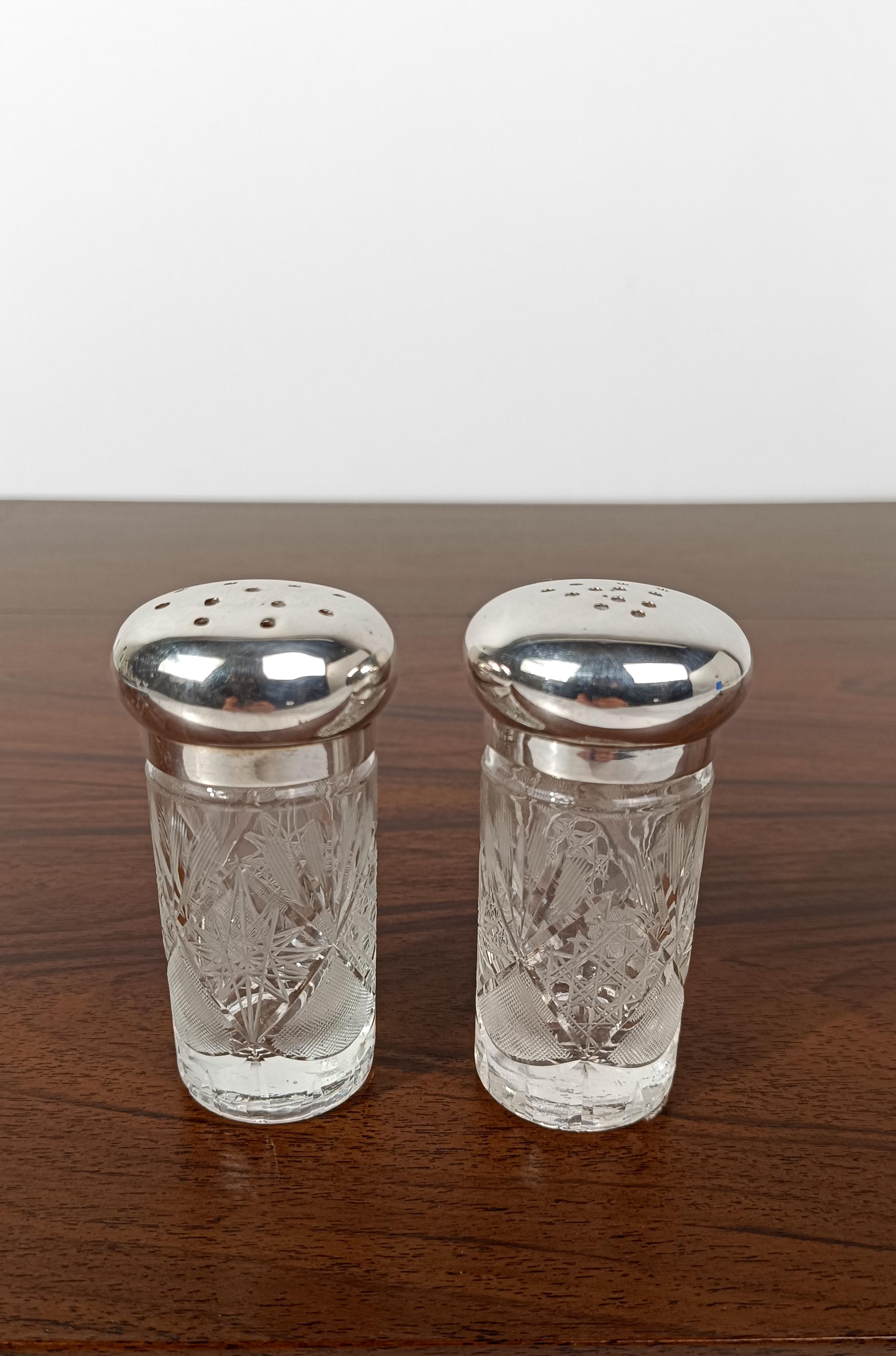 Mid-Century Modern Paire de salière et poivrière vintage en verre de cristal taillé et plaqué argent en vente