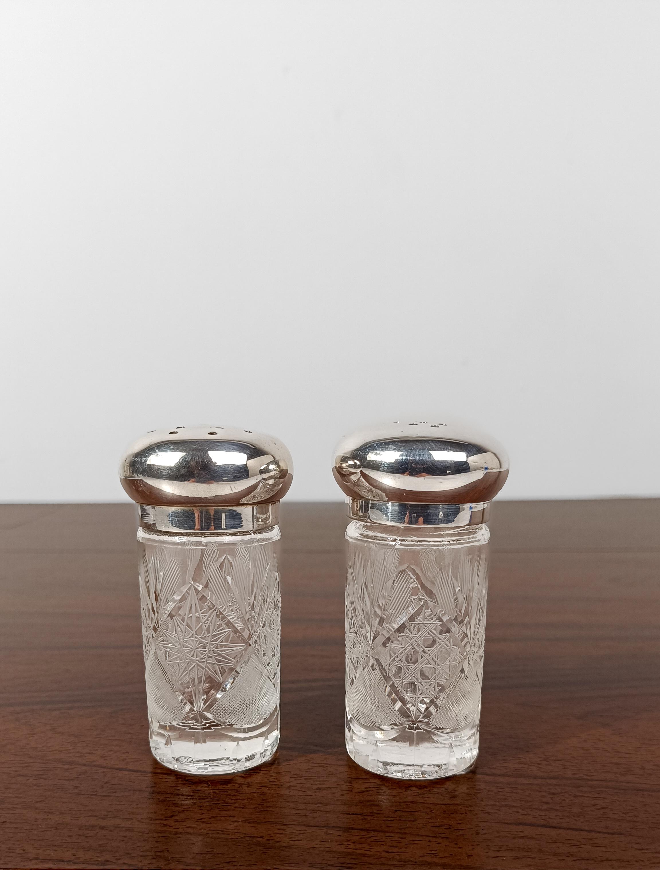 Européen Paire de salière et poivrière vintage en verre de cristal taillé et plaqué argent en vente