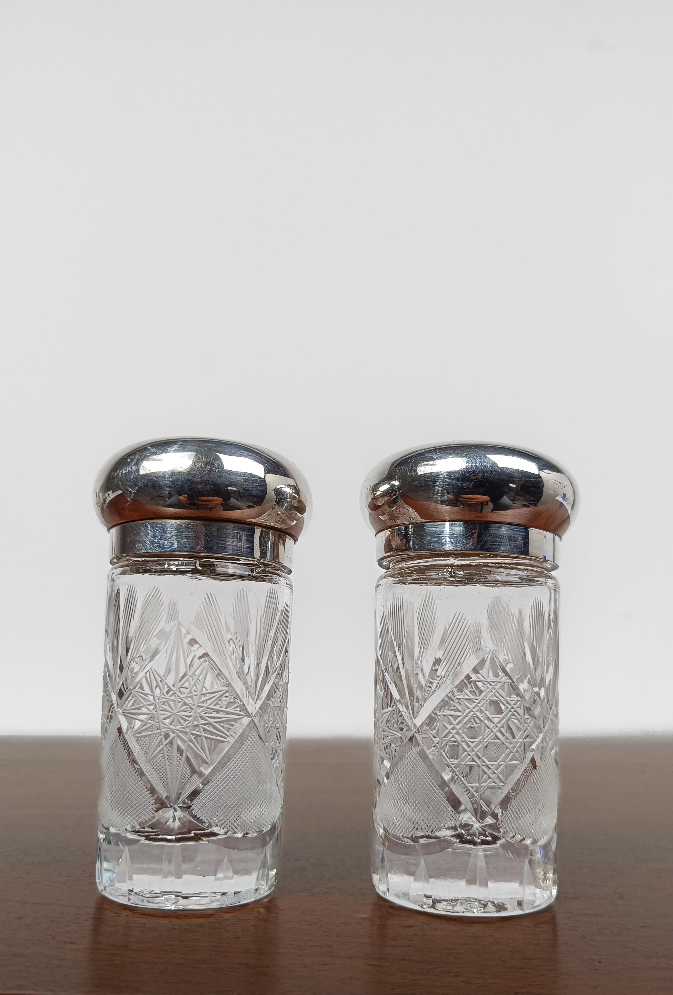 Paire de salière et poivrière vintage en verre de cristal taillé et plaqué argent Bon état - En vente à Roma, IT