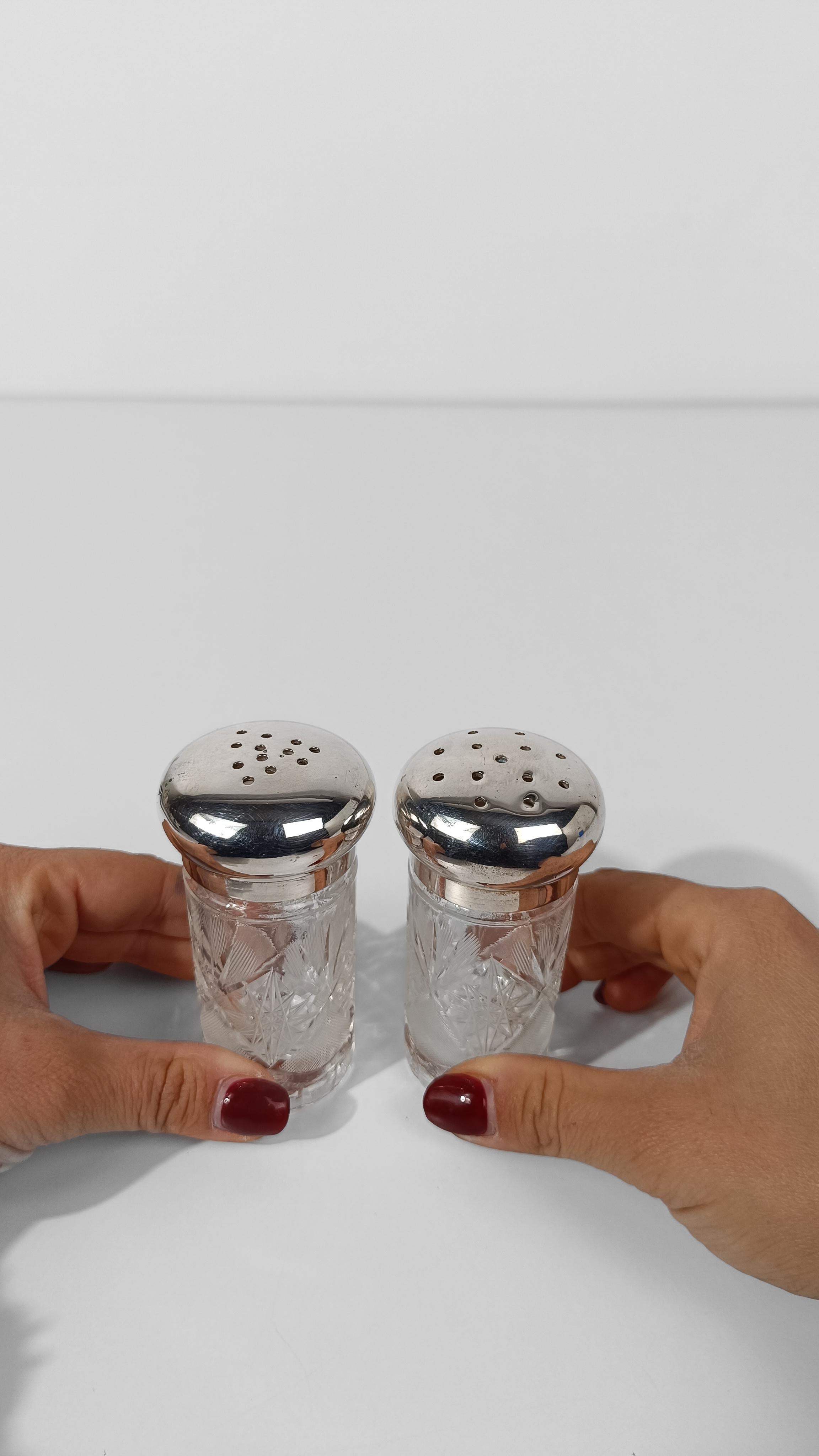 20ième siècle Paire de salière et poivrière vintage en verre de cristal taillé et plaqué argent en vente