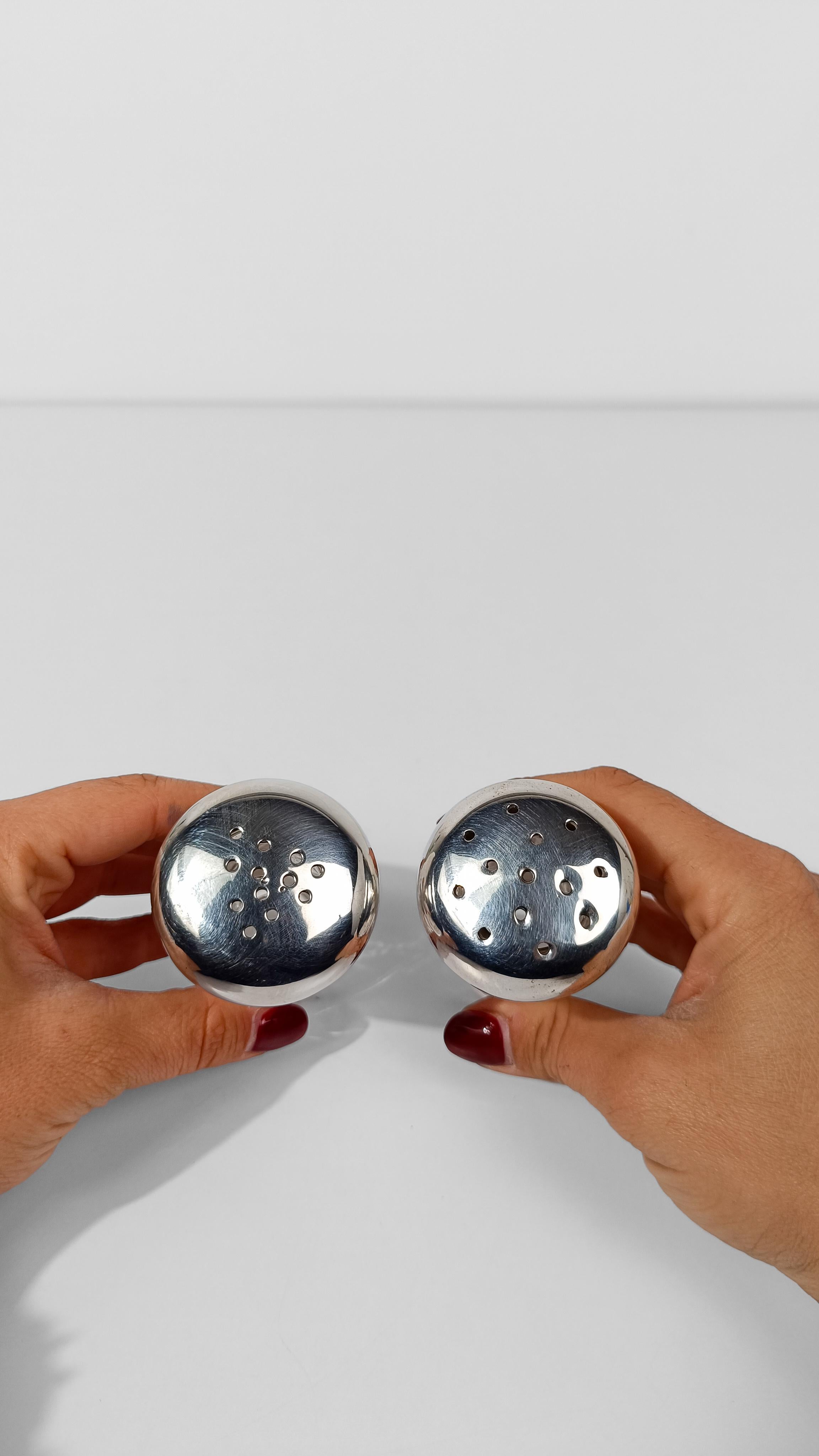 Plaqué argent Paire de salière et poivrière vintage en verre de cristal taillé et plaqué argent en vente