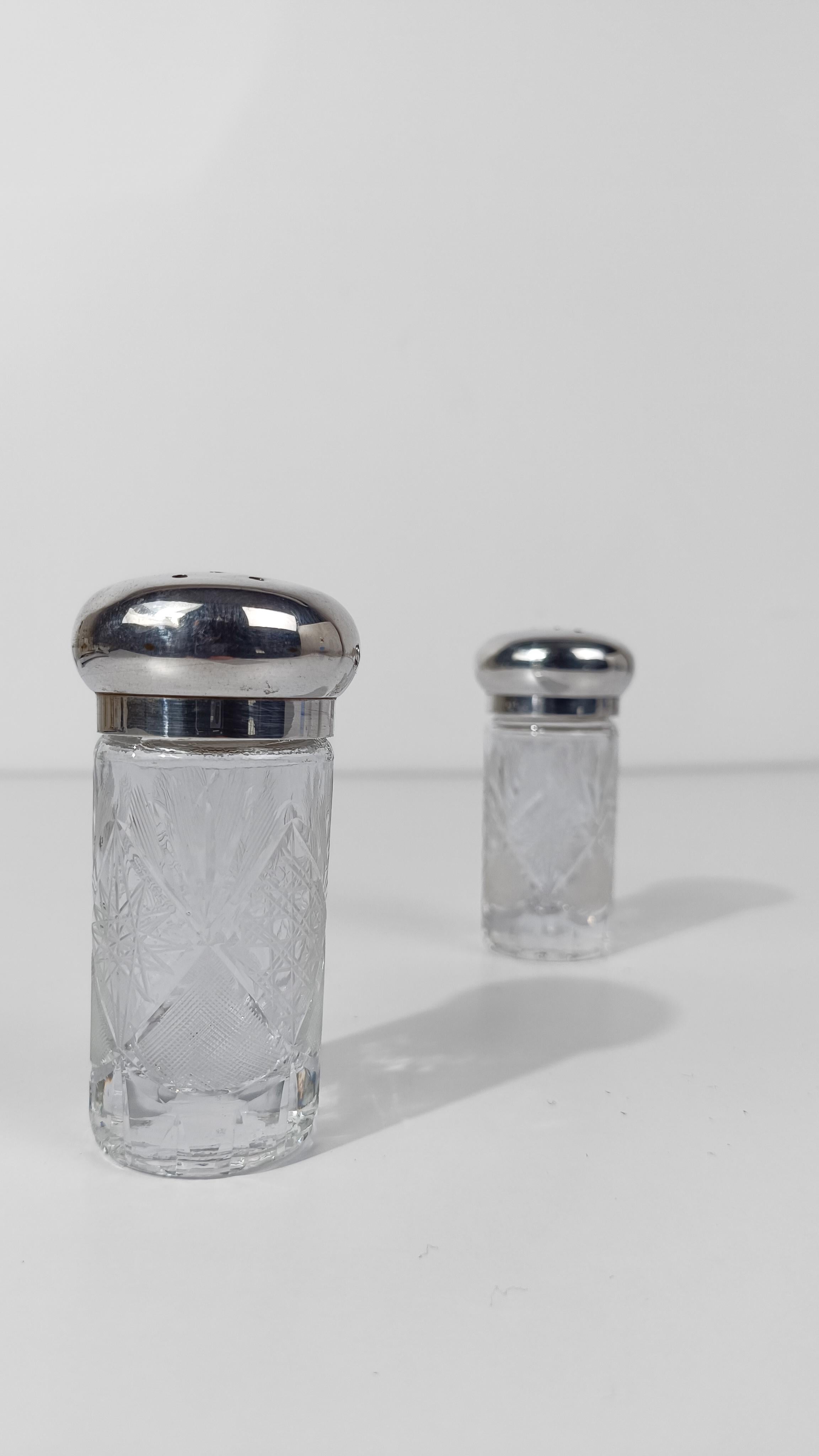 Paire de salière et poivrière vintage en verre de cristal taillé et plaqué argent en vente 1