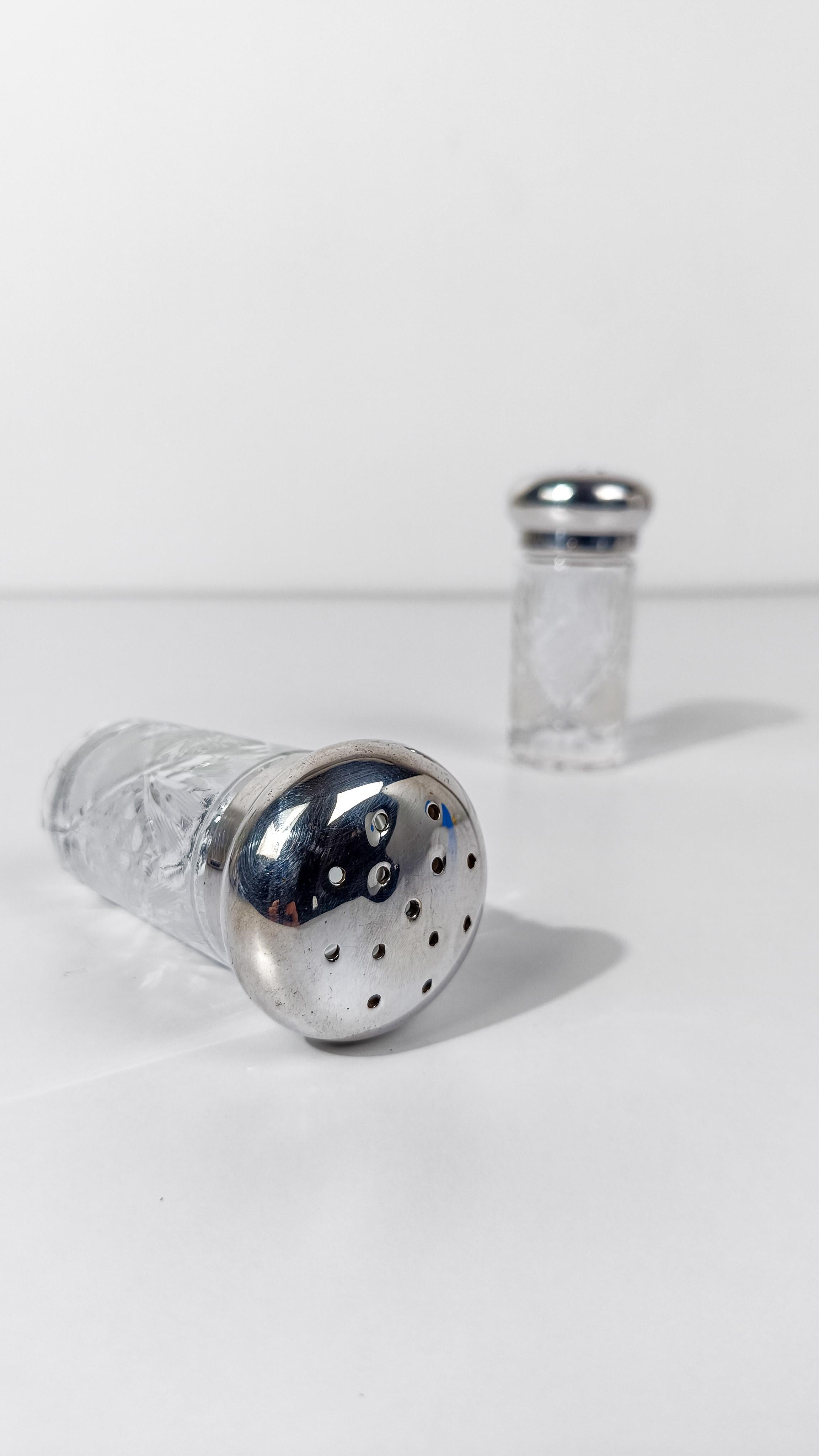 Paire de salière et poivrière vintage en verre de cristal taillé et plaqué argent en vente 2