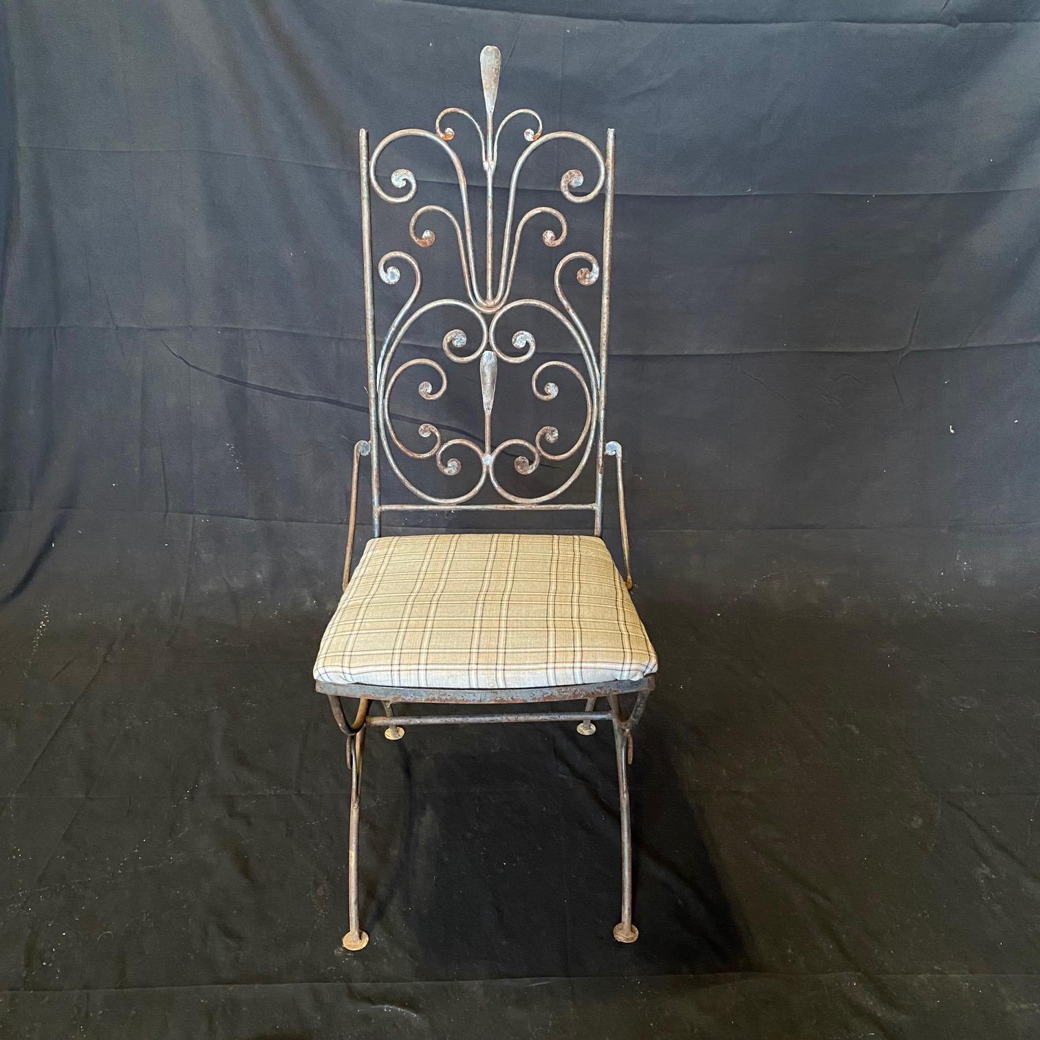 Fer forgé Paire de chaises de salle à manger vintage Salterini Umanoff style fer à dossier en volute en vente