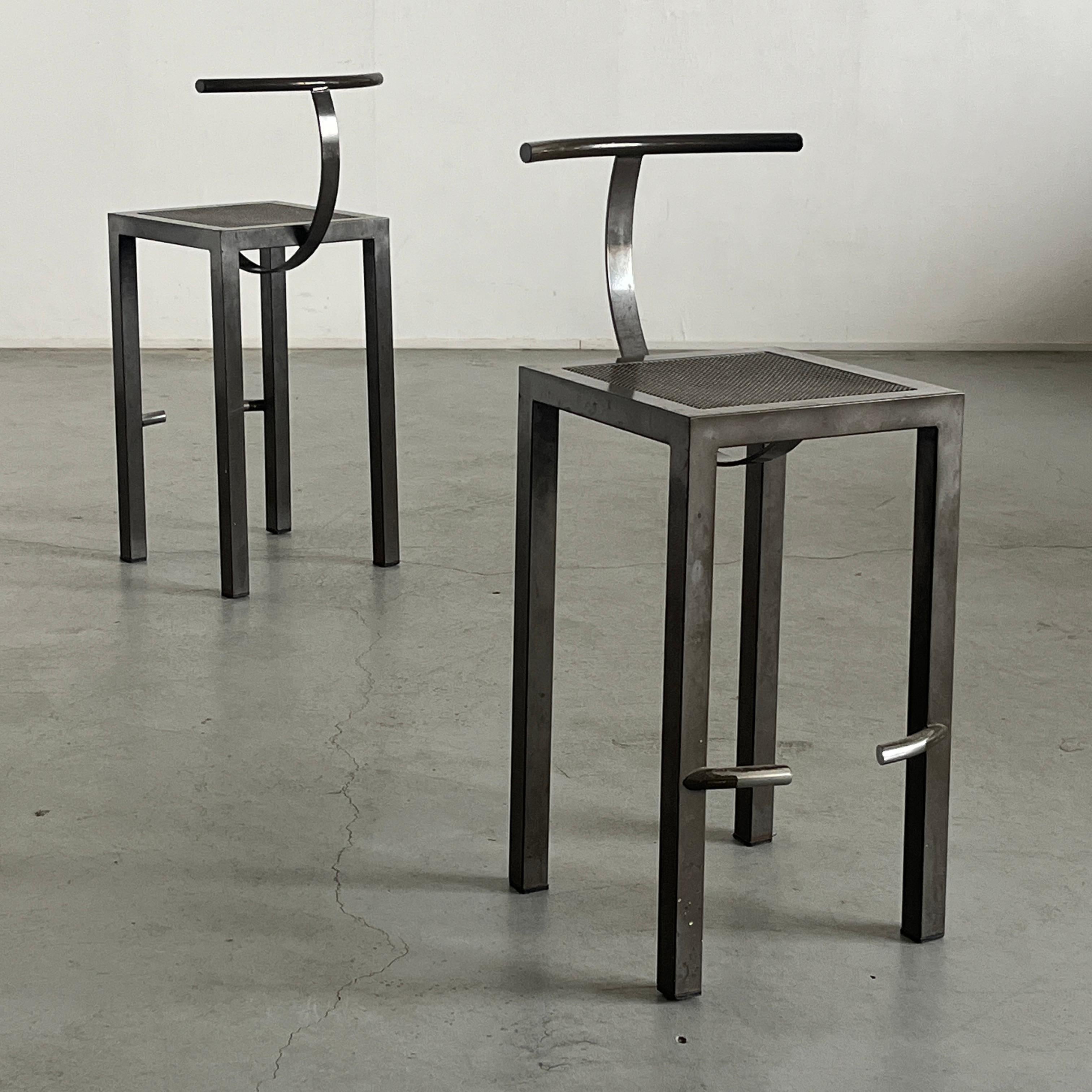 Paire de magnifiques tabourets de bar industriels vintage patinés, créés par le célèbre Philippe Starck pour le fabricant italien Driade. Conçues dans les années 1986, les chaises sont composées uniquement de métal qui s'est magnifiquement patiné,