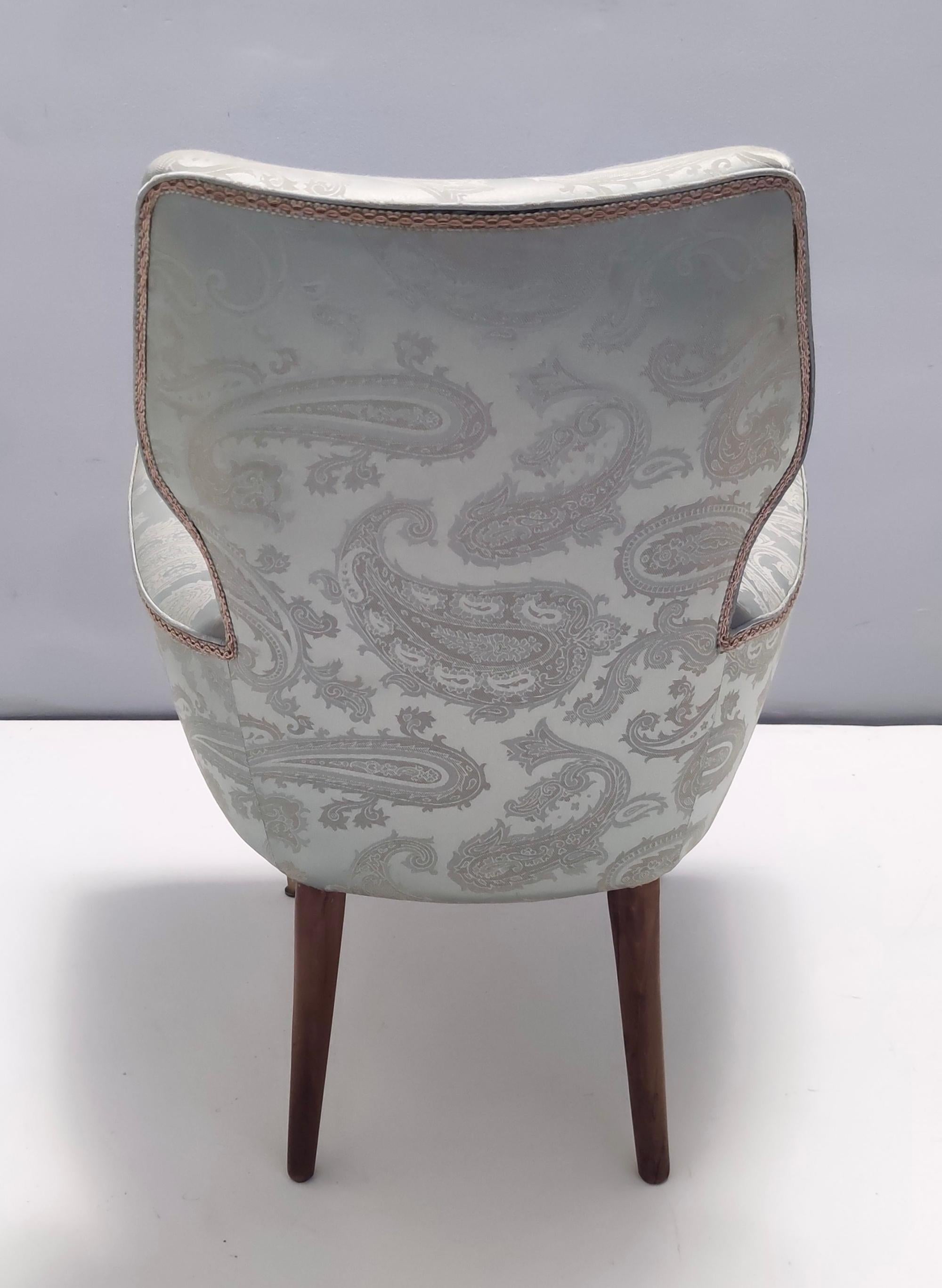 Paire de chaises longues en satin gris avec structure en noyer et pieds en laiton, Italie en vente 3