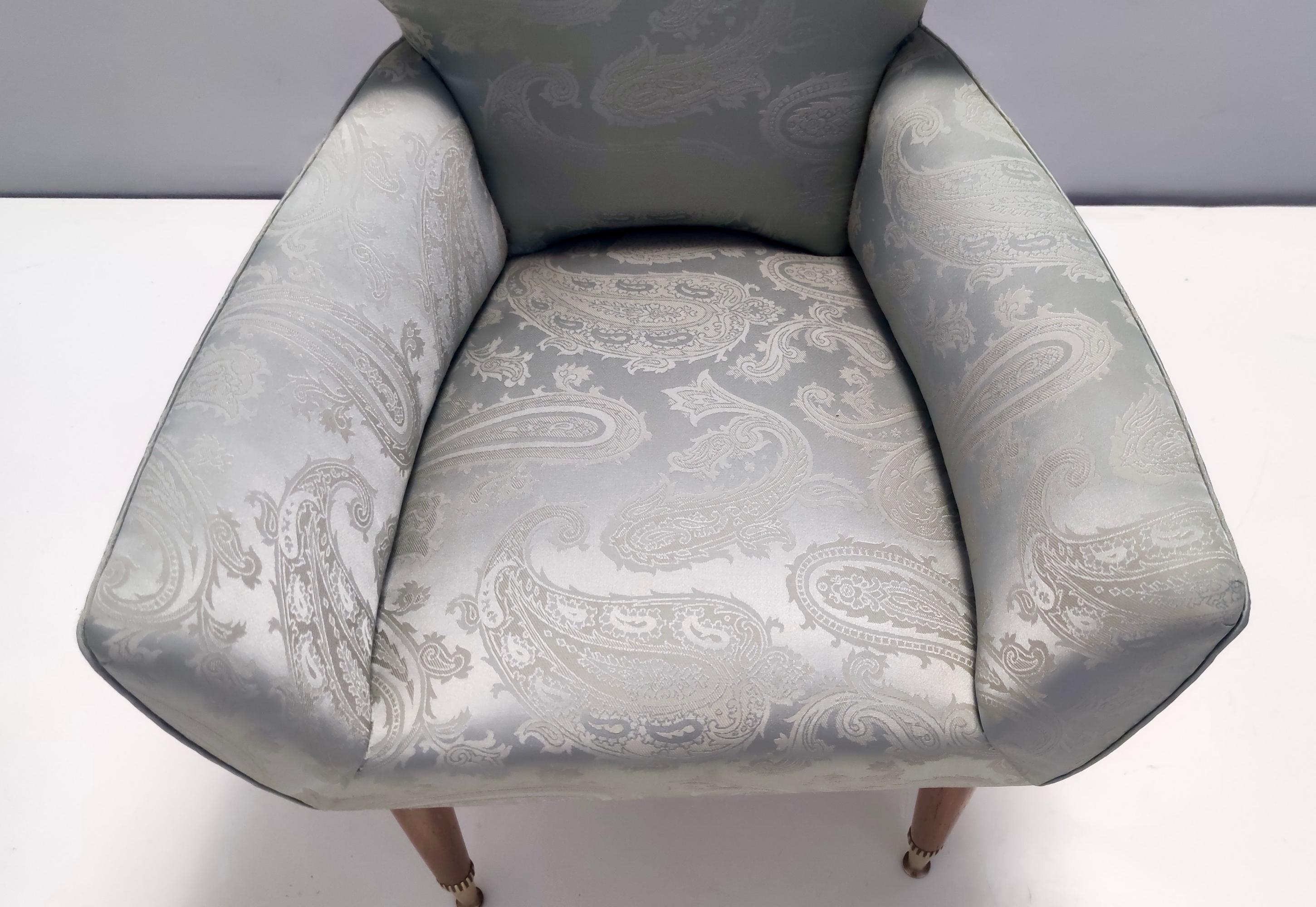 Paire de chaises longues en satin gris avec structure en noyer et pieds en laiton, Italie en vente 7