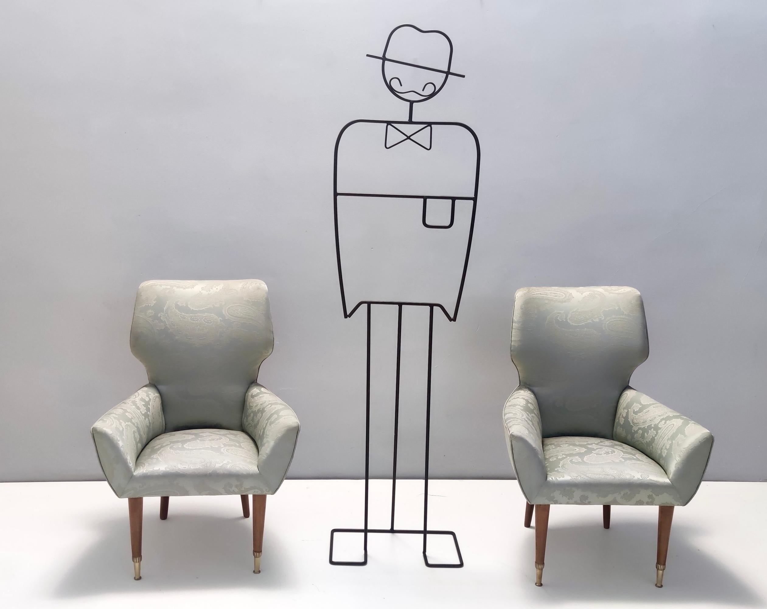 Fabriqué en Italie, années 1950.
Ces chaises de salon sont dotées d'un cadre en noyer, d'un revêtement en satin gris et d'embouts de pieds en laiton moulé.
Ils peuvent présenter de légères traces d'utilisation puisqu'ils sont d'époque, mais on peut