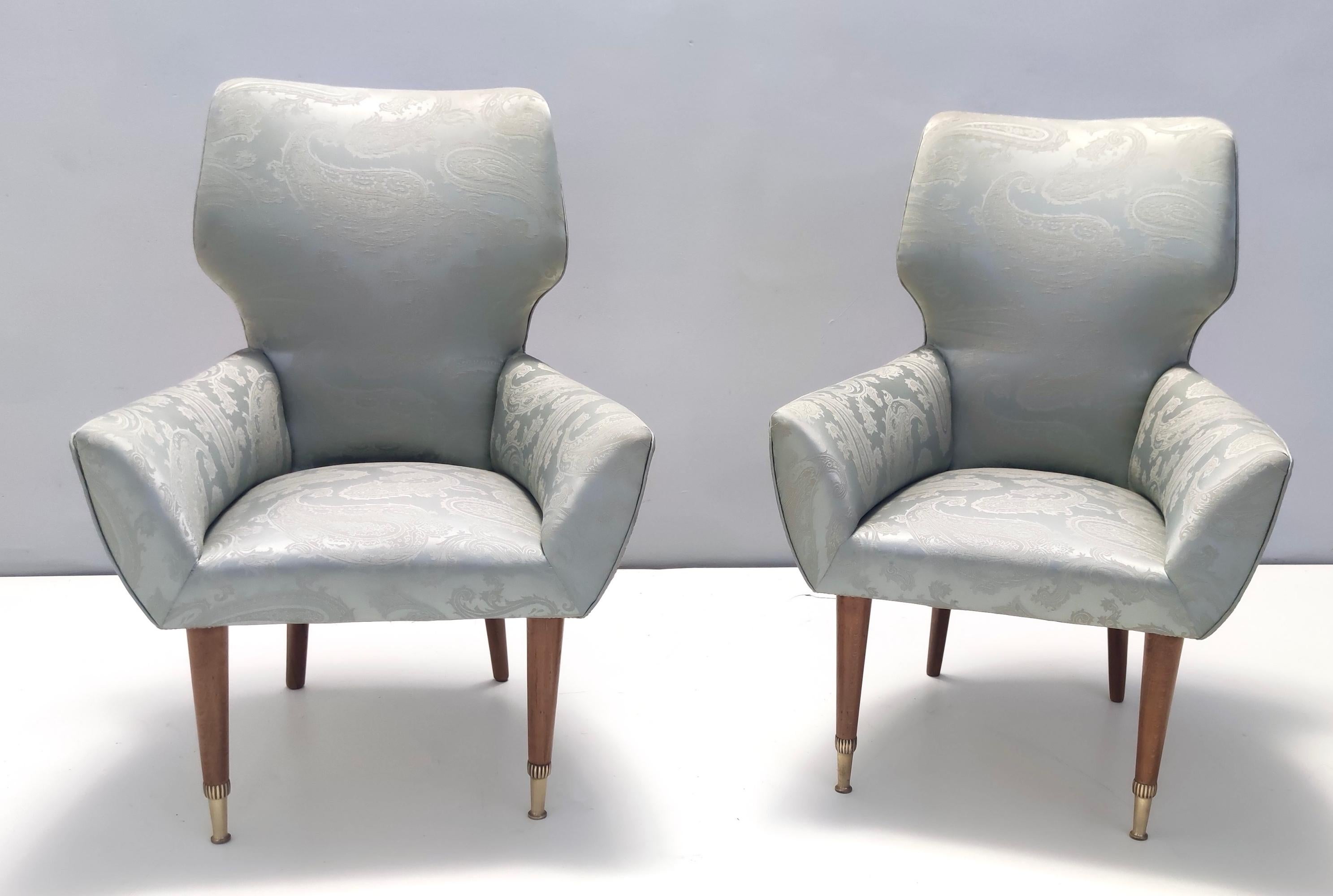 Mid-Century Modern Paire de chaises longues en satin gris avec structure en noyer et pieds en laiton, Italie en vente