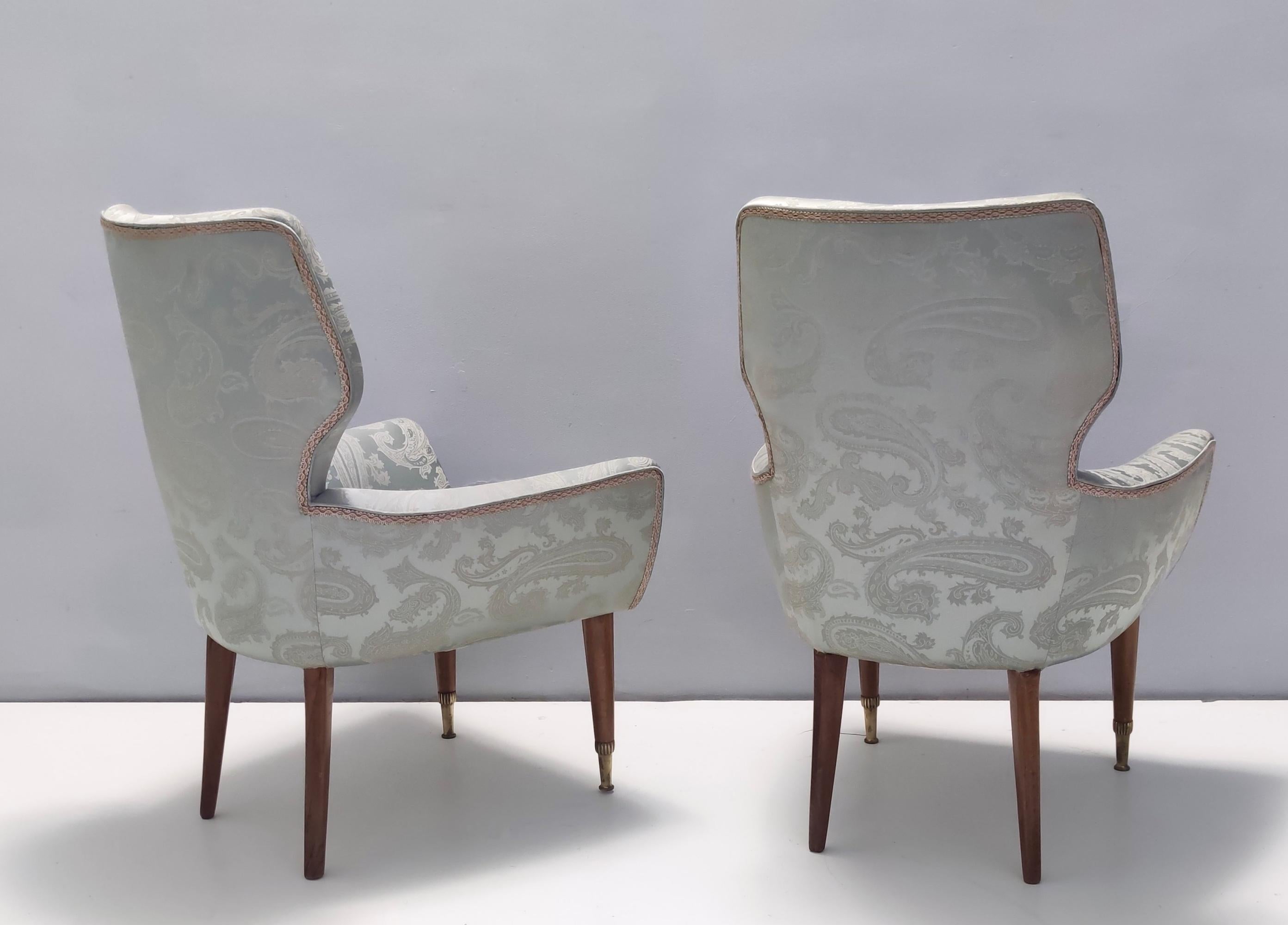 Paire de chaises longues en satin gris avec structure en noyer et pieds en laiton, Italie Excellent état - En vente à Bresso, Lombardy