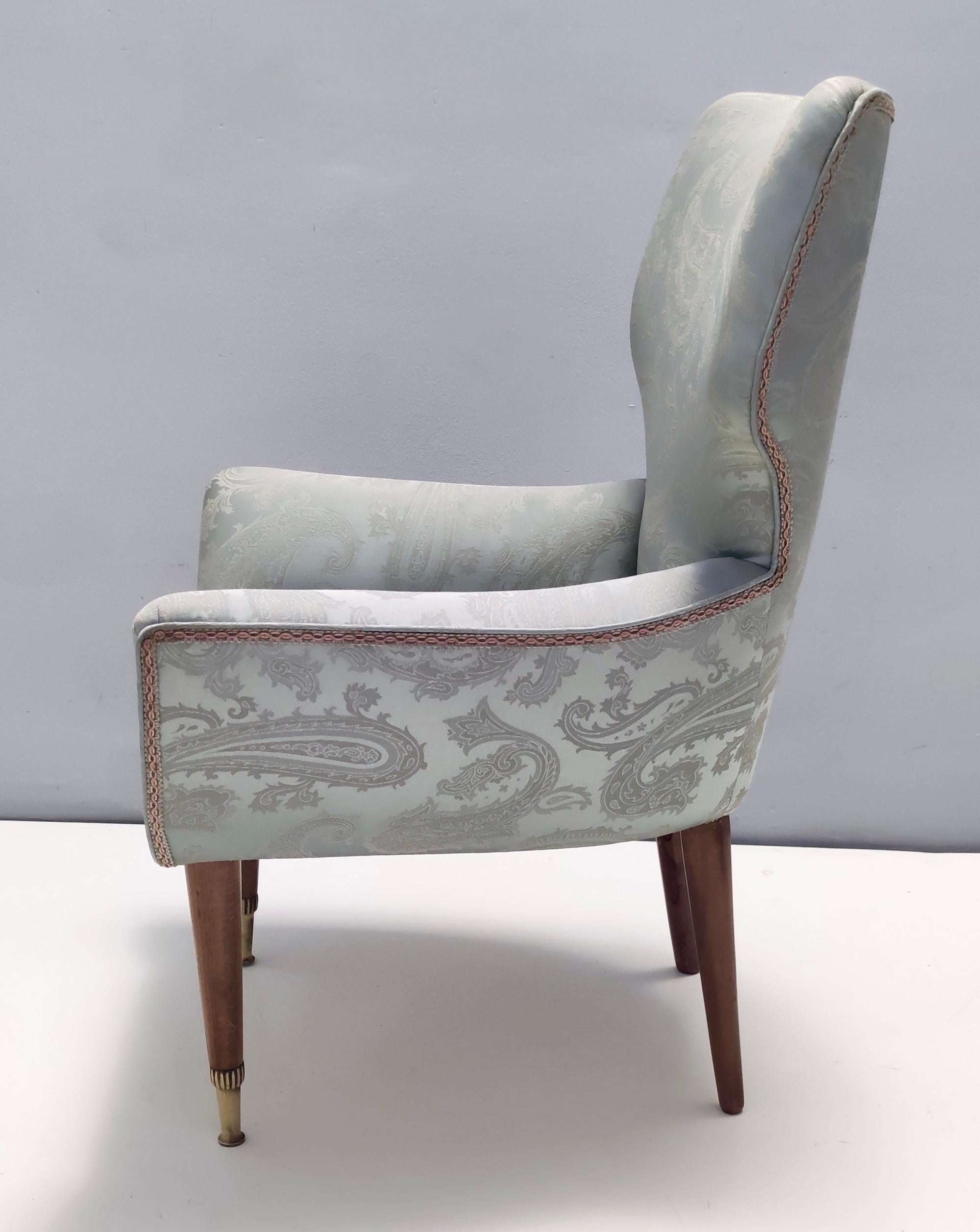 Paire de chaises longues en satin gris avec structure en noyer et pieds en laiton, Italie en vente 1