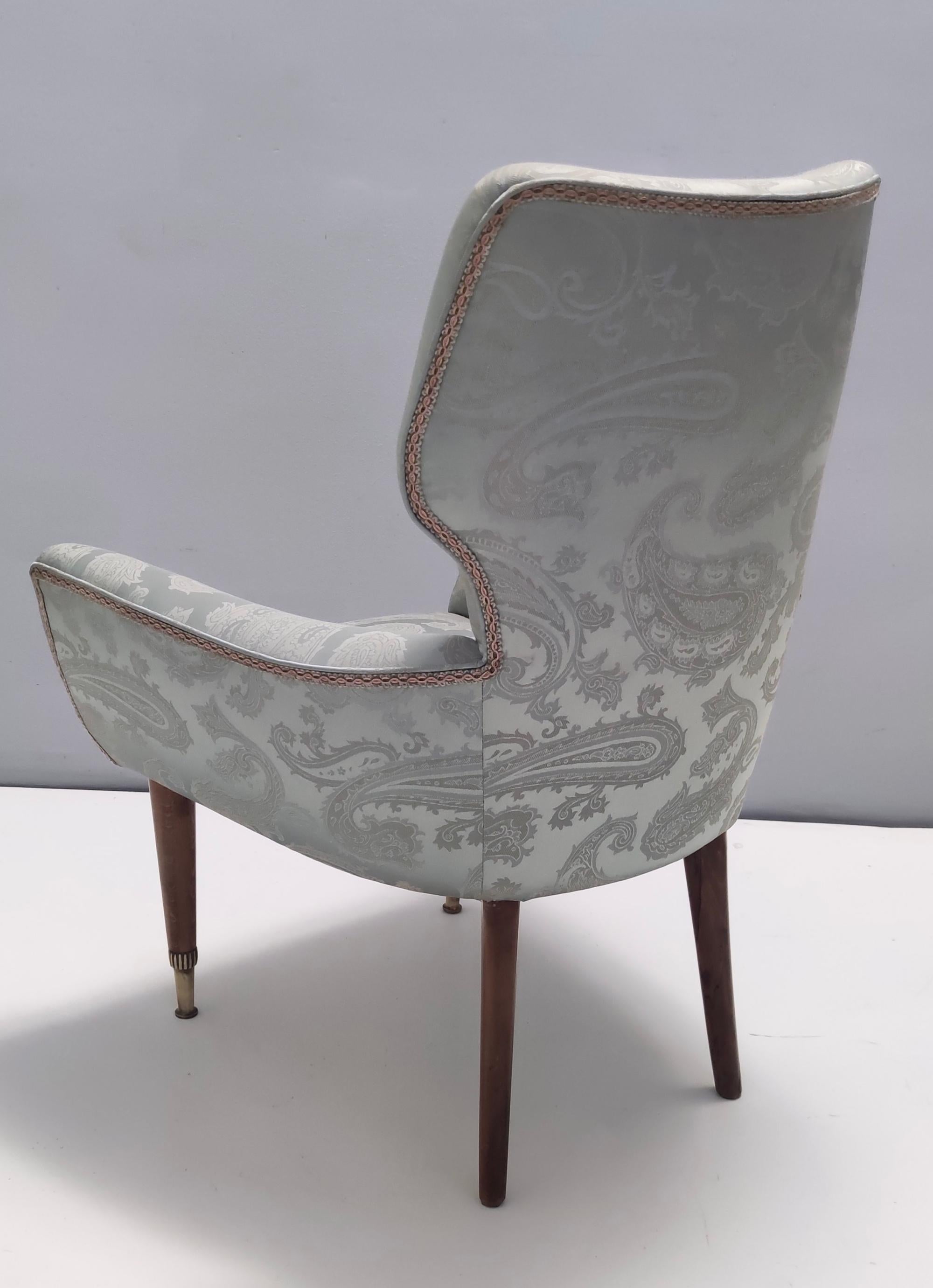 Paire de chaises longues en satin gris avec structure en noyer et pieds en laiton, Italie en vente 2