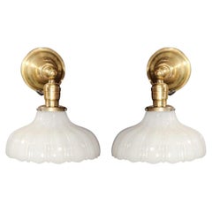 Coppia di lampade da parete smerlate in vetro lattimo e ottone d'epoca