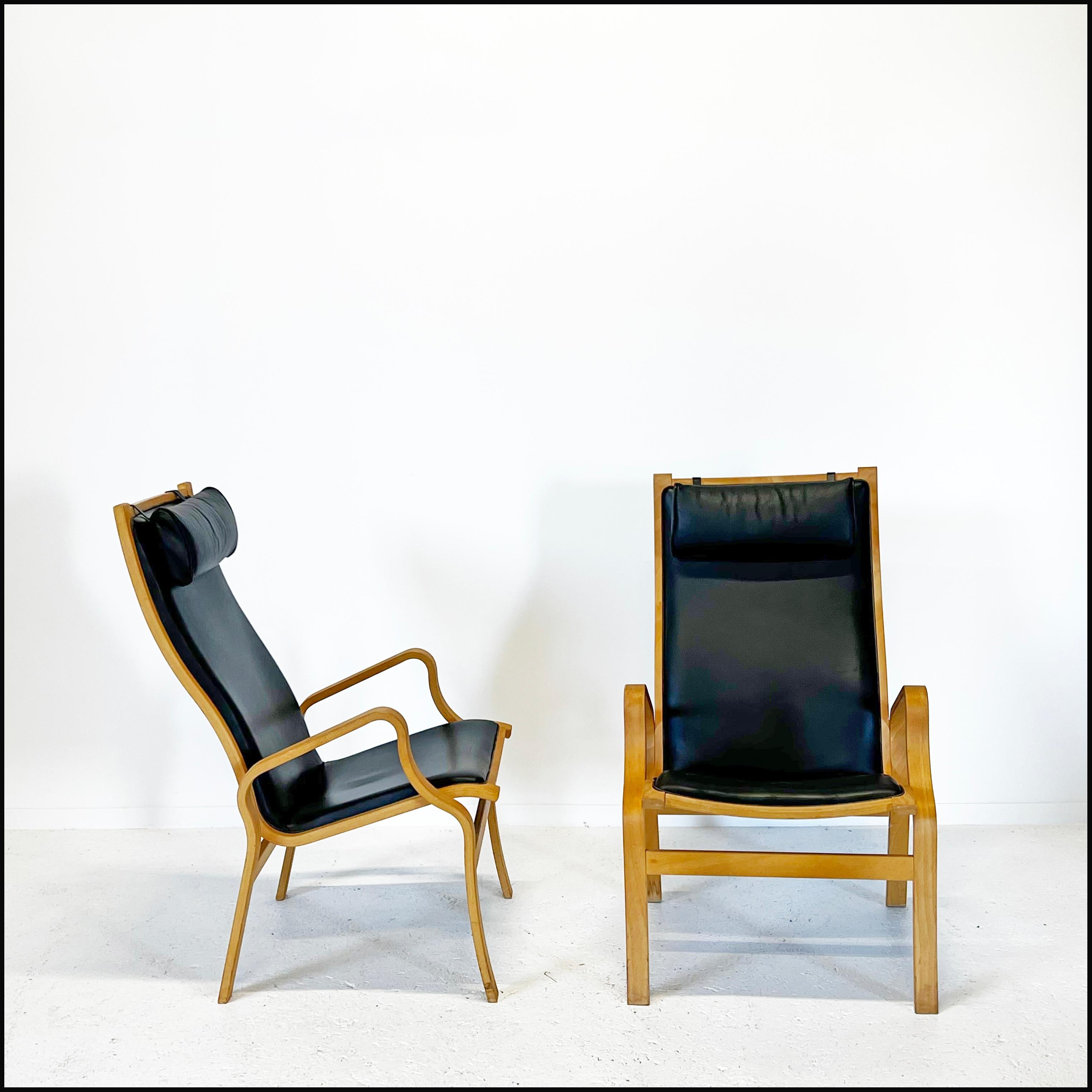 Ein Paar Loungesessel, dänisches Design aus gebogenem Buchenholz und schwarzem Leder. Finn Østergaard (1946-) zugeschriebenes Design aus den 1970er Jahren. Die geschwungenen Beine, die auch die Armlehnen bilden, sind handwerklich sehr gut