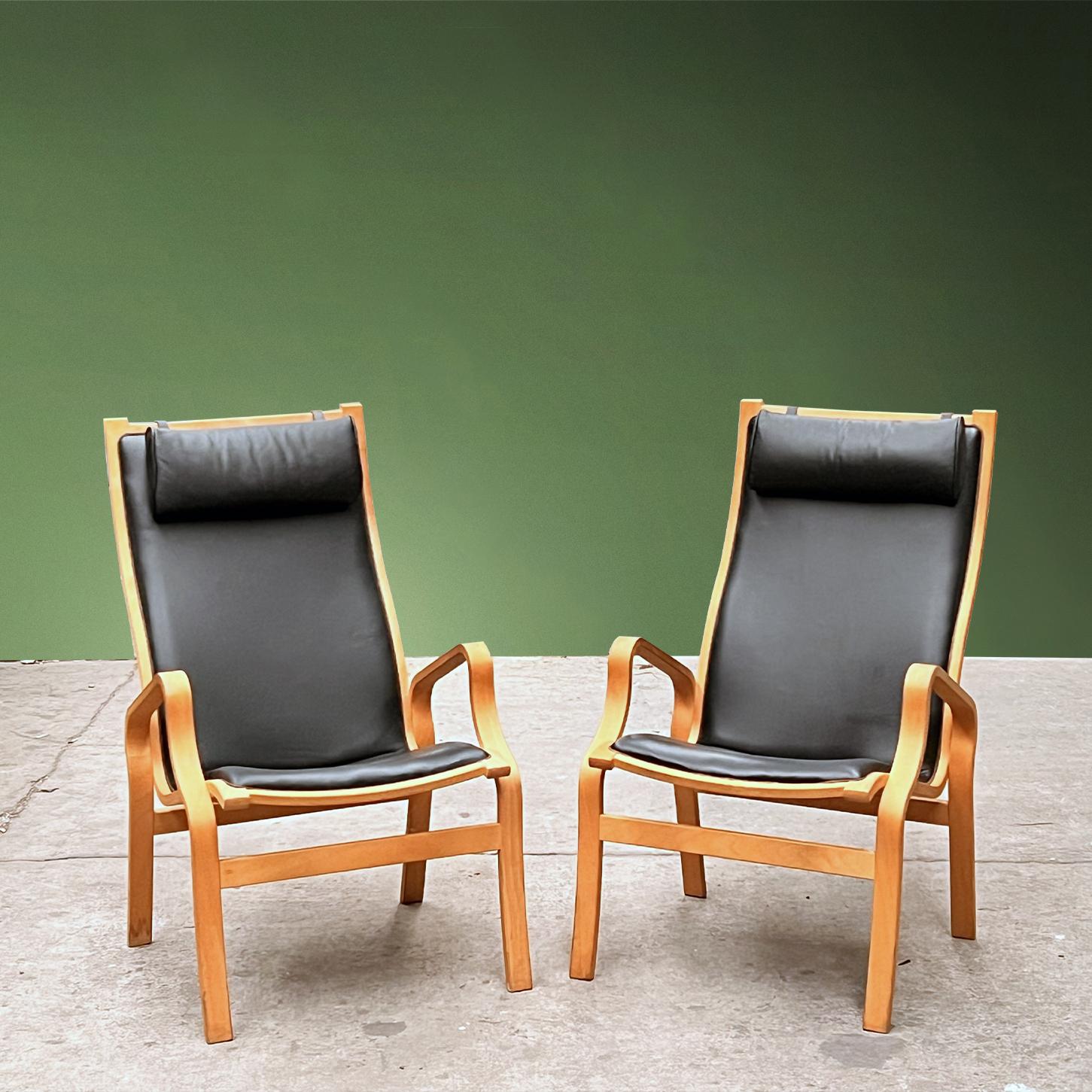 Paar skandinavische dänische Loungesessel, Bugholz und schwarzes Leder (Skandinavische Moderne) im Angebot