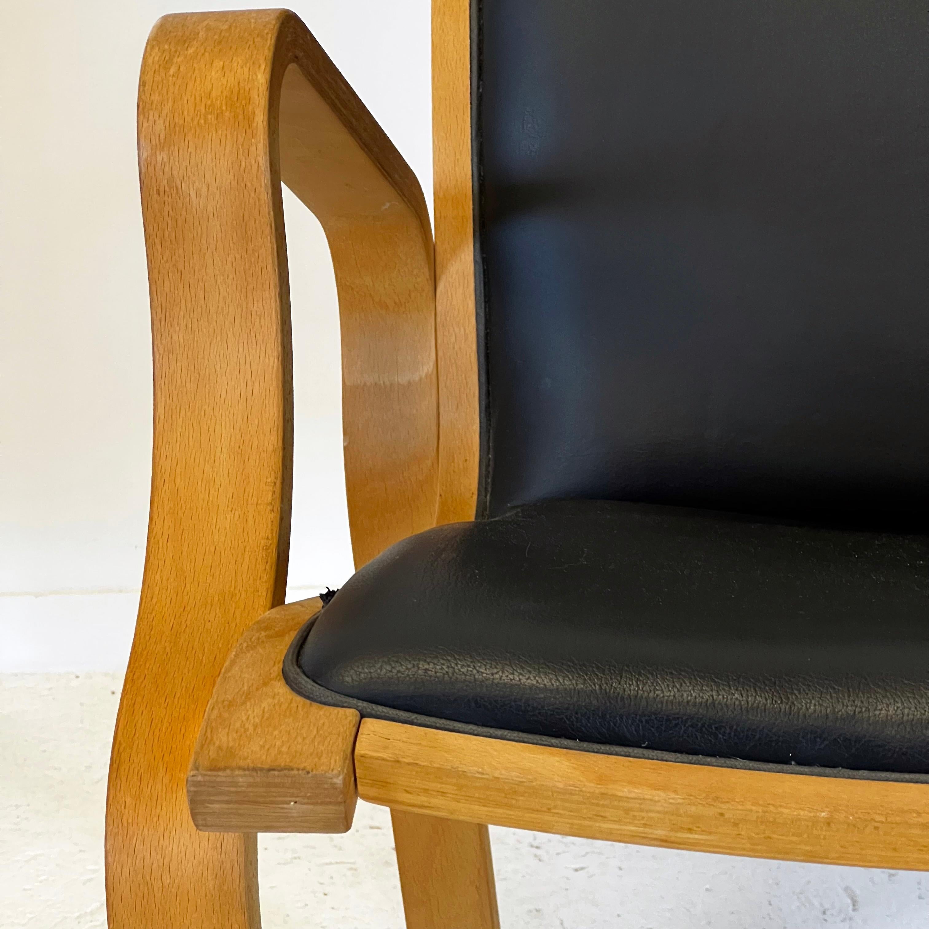 Paar skandinavische dänische Loungesessel, Bugholz und schwarzes Leder im Angebot 3