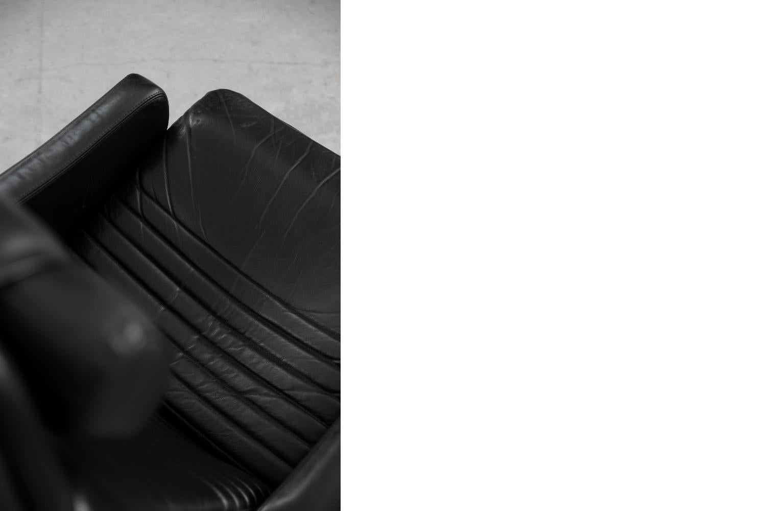 Pair of Vintage Scandinavian Modern Black Leather Armchairs from Ire Möbel AB For Sale 1