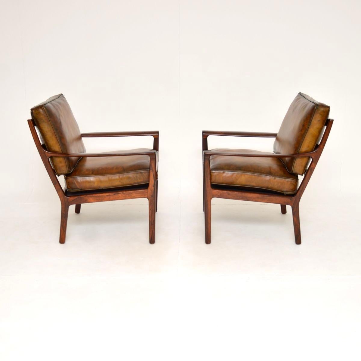 Mid-Century moderno Coppia di poltrone scandinave d'epoca in palissandro e pelle di Frederik Kayser in vendita