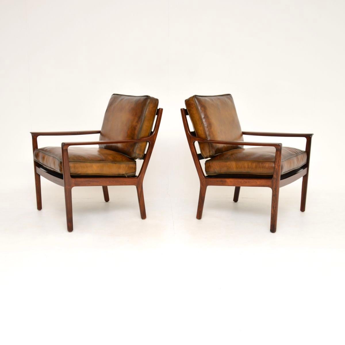 Norvegese Coppia di poltrone scandinave d'epoca in palissandro e pelle di Frederik Kayser in vendita