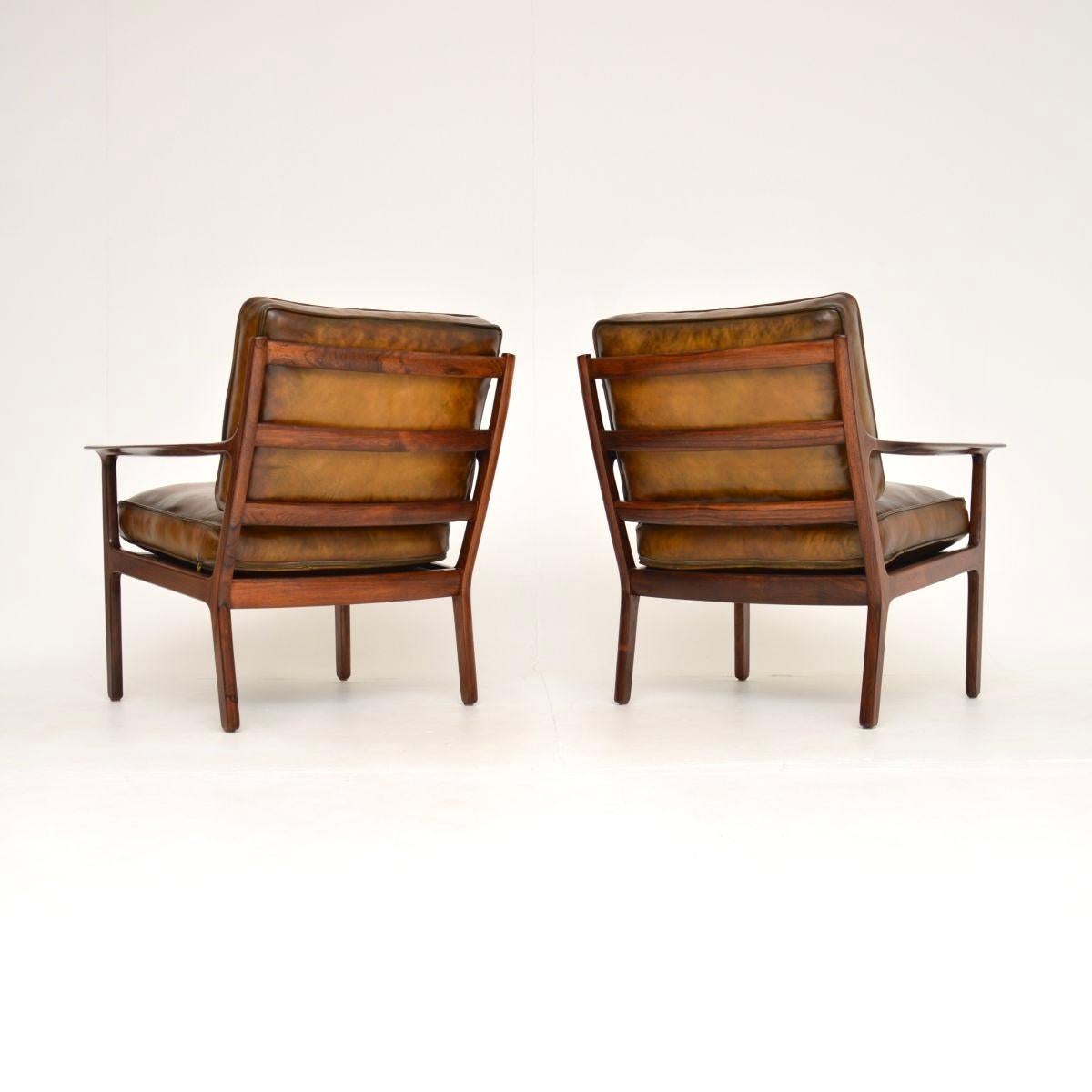Coppia di poltrone scandinave d'epoca in palissandro e pelle di Frederik Kayser In condizioni buone in vendita a London, GB