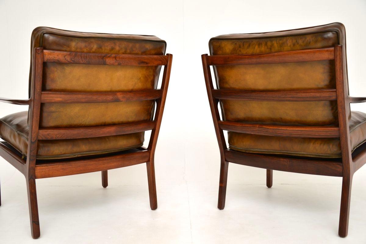 Metà XX secolo Coppia di poltrone scandinave d'epoca in palissandro e pelle di Frederik Kayser in vendita