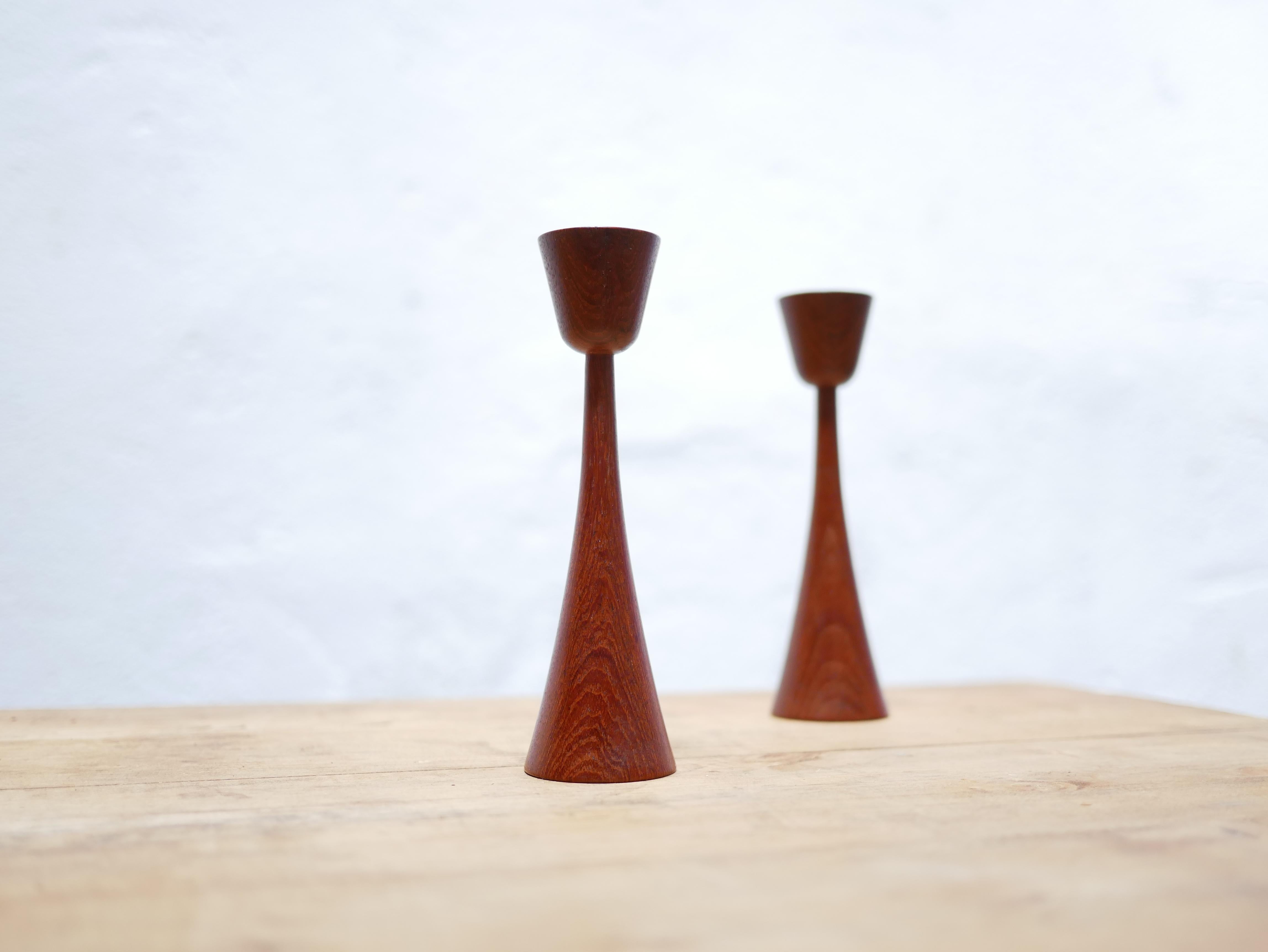 Ein Paar skandinavische Teakholz-Kerzenhalter, hergestellt in Dänemark in den 1960er Jahren.

Design, Ästhetik und Trend, die Kerzenhalter werden in einer natürlichen und raffinierten Dekoration perfekt sein.
Wir stellen sie uns einfach auf einem