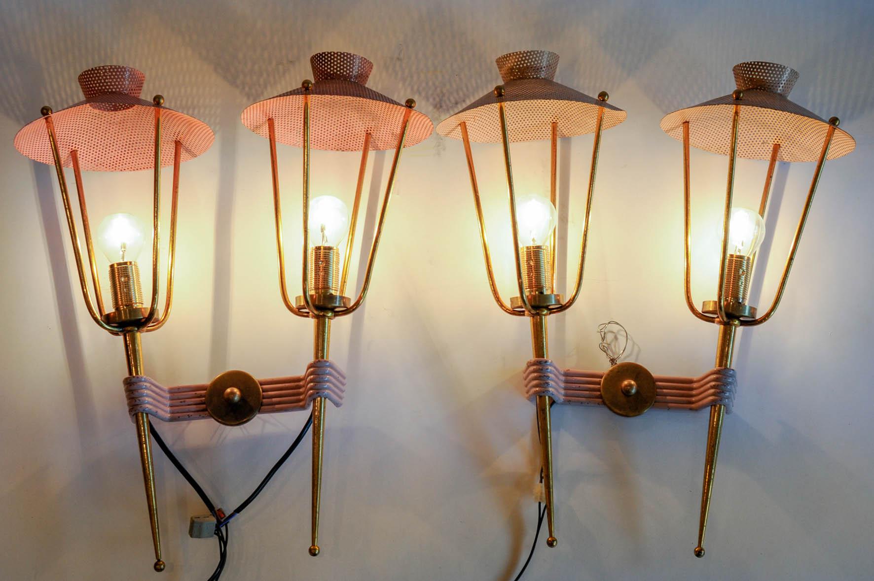 This pair of pink vintage mural lights is restored with brand new electrical materiel. Made of brass and painted metal, two-light by sconce.
