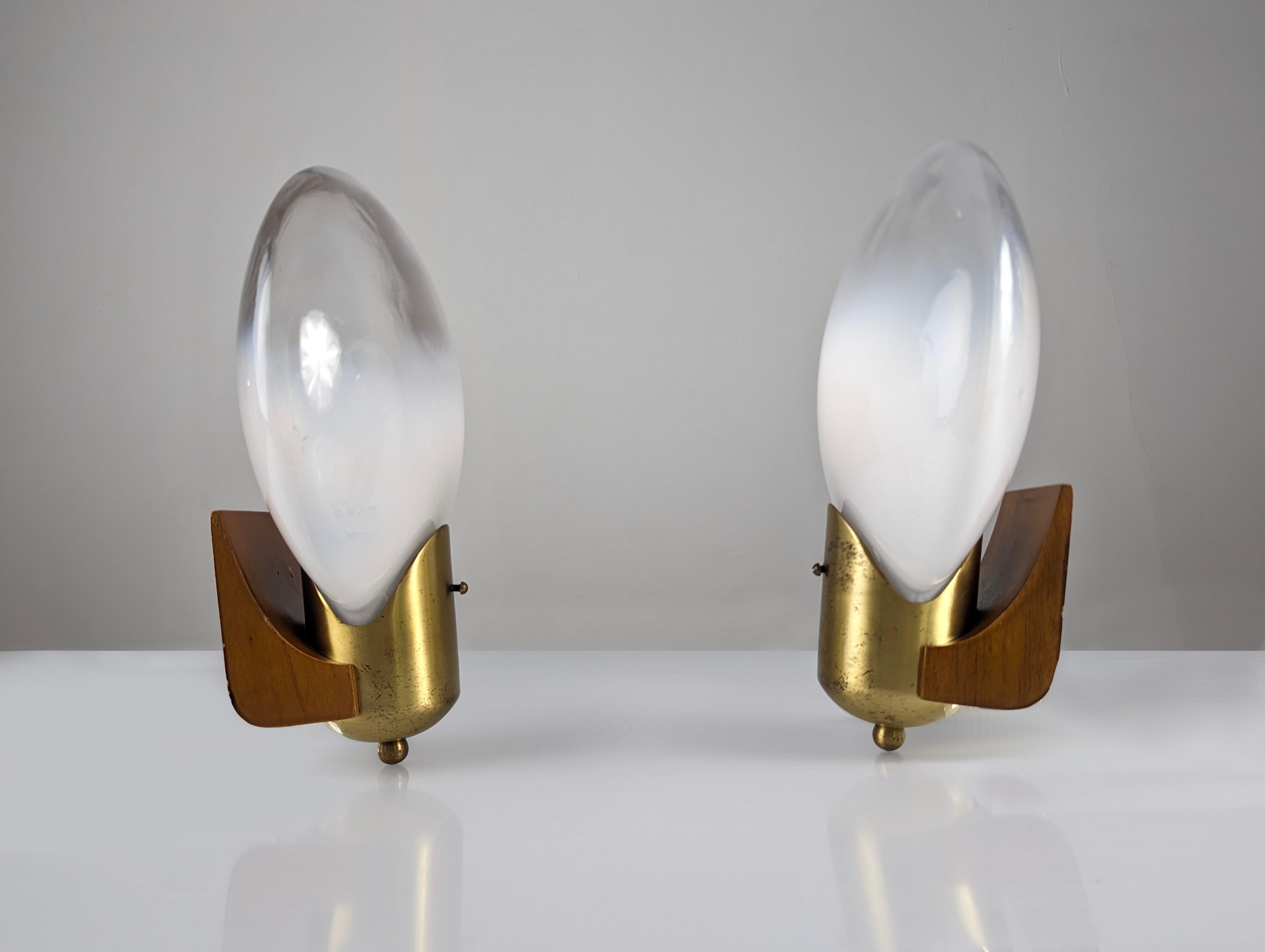 Pair of vintage sconces in wood, brass and oval two-tone glass Italy 1970s In Good Condition In Benalmadena, ES