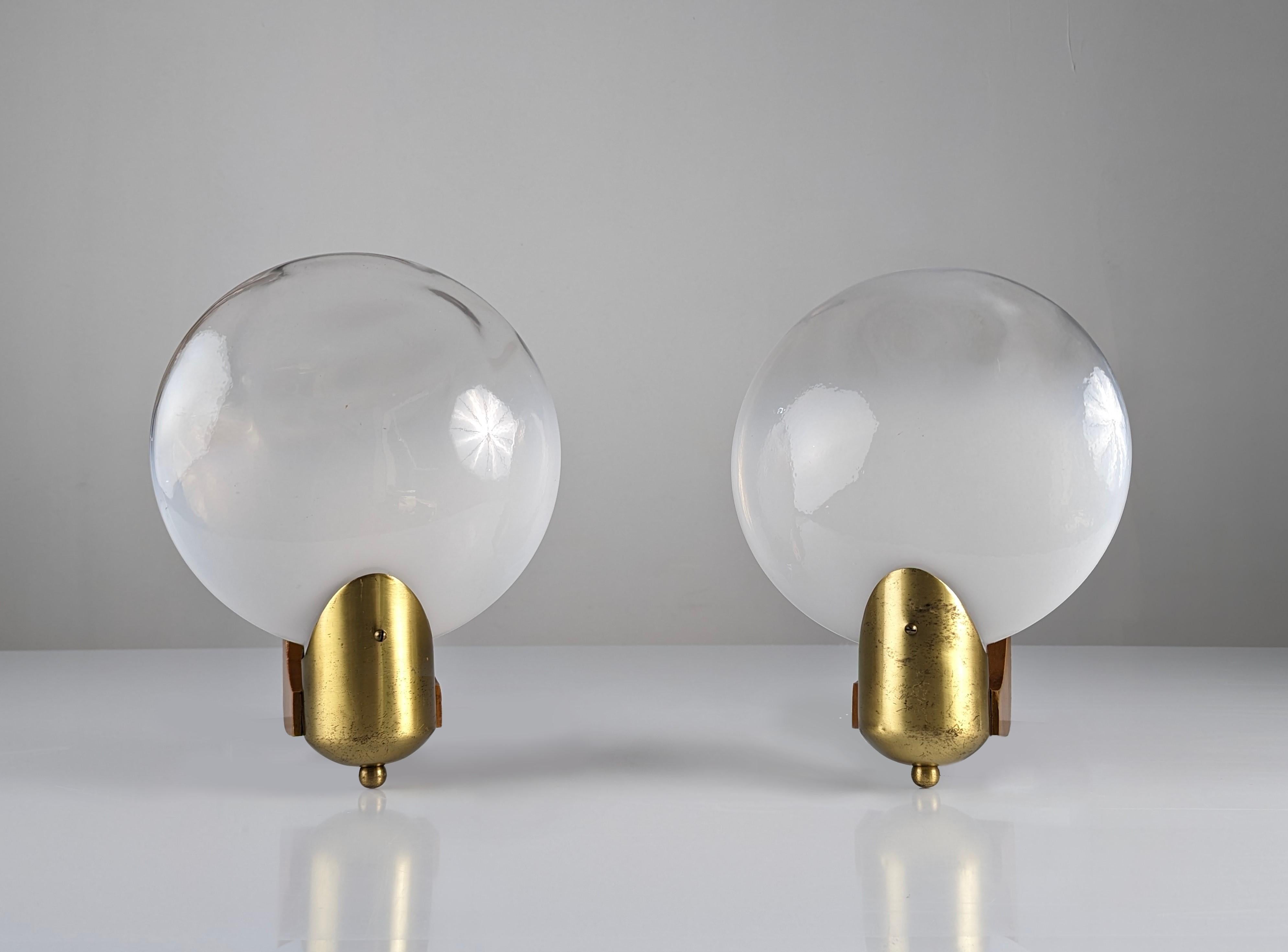 Brass Pair of vintage sconces in wood, brass and oval two-tone glass Italy 1970s