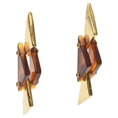 Paire de boucles d'oreilles pendantes sculpturales vintage en laiton et lucite ambrée