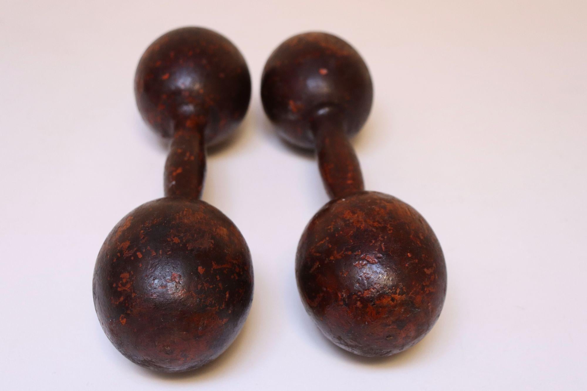 Artisanat Paire de poids à main/belles sculpturaux primitifs vintage en vente