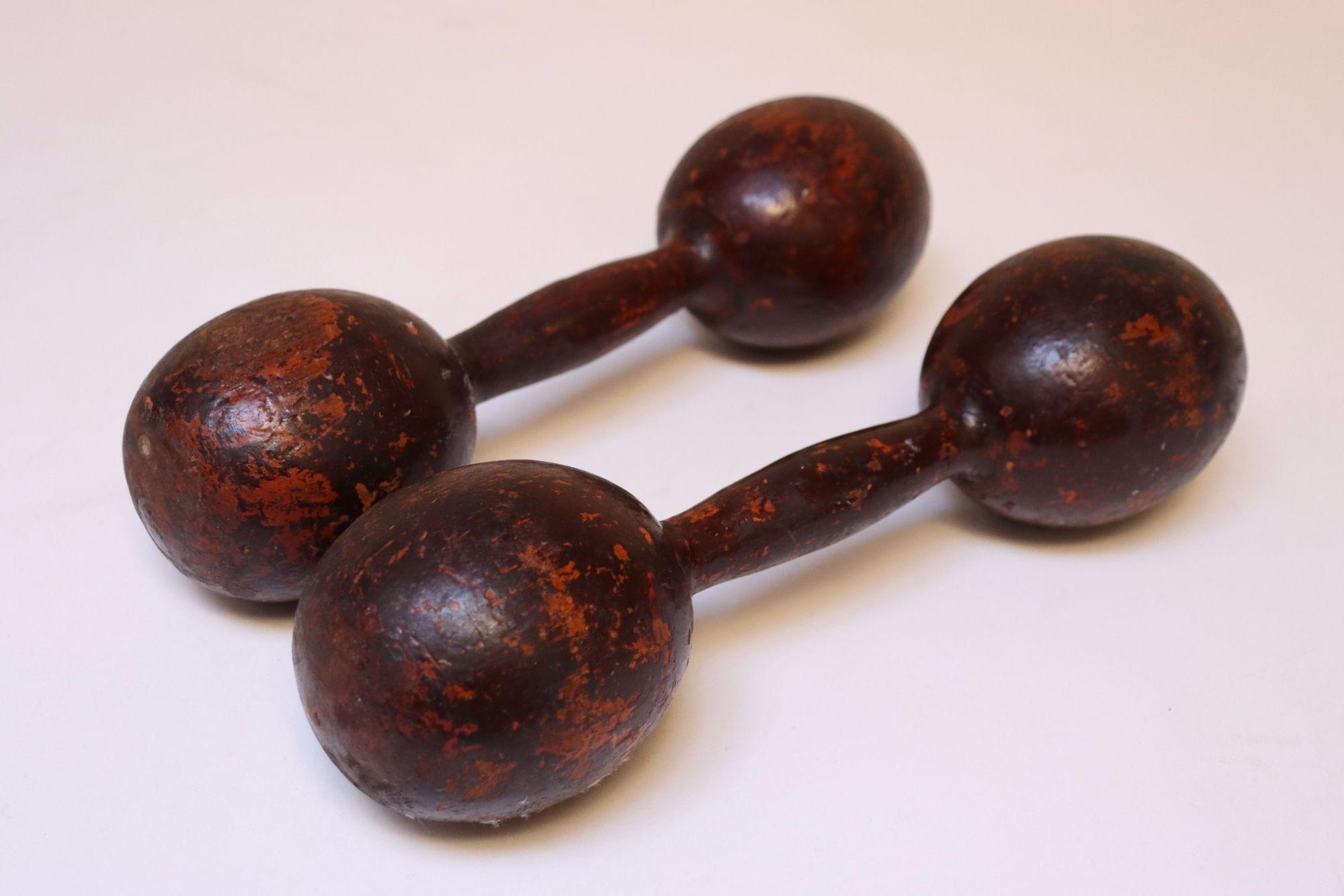 Américain Paire de poids à main/belles sculpturaux primitifs vintage en vente