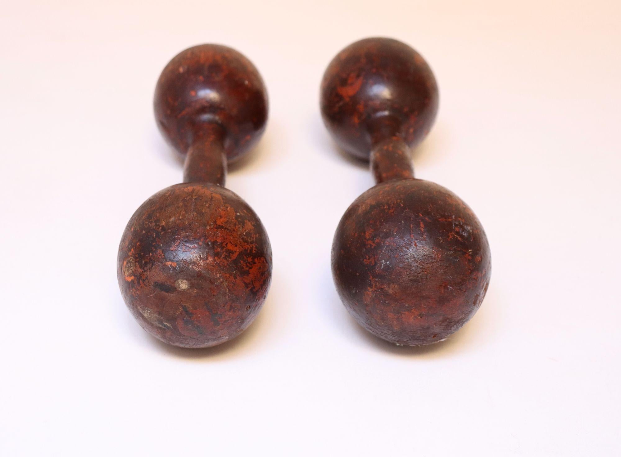 Sculpté Paire de poids à main/belles sculpturaux primitifs vintage en vente