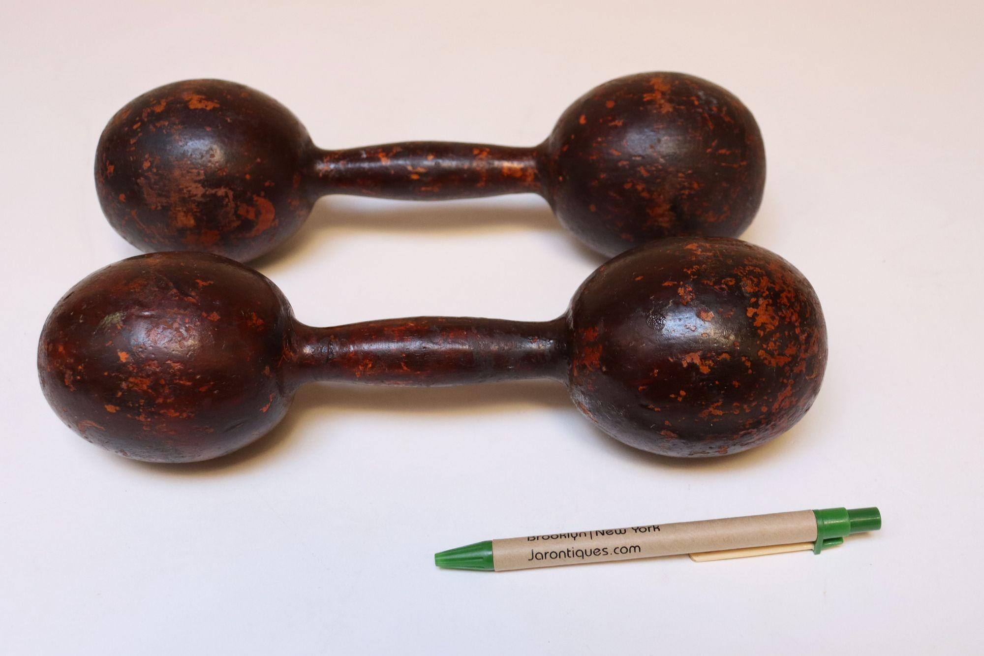 Milieu du XXe siècle Paire de poids à main/belles sculpturaux primitifs vintage en vente