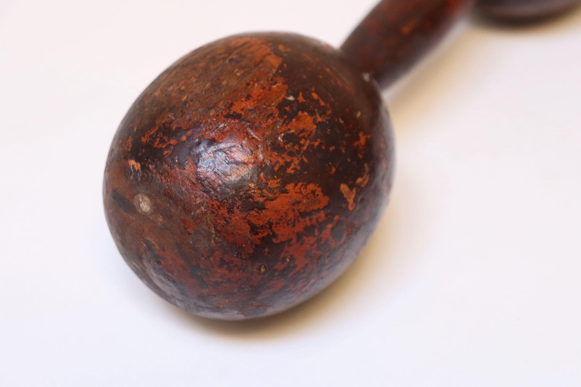 Bois Paire de poids à main/belles sculpturaux primitifs vintage en vente