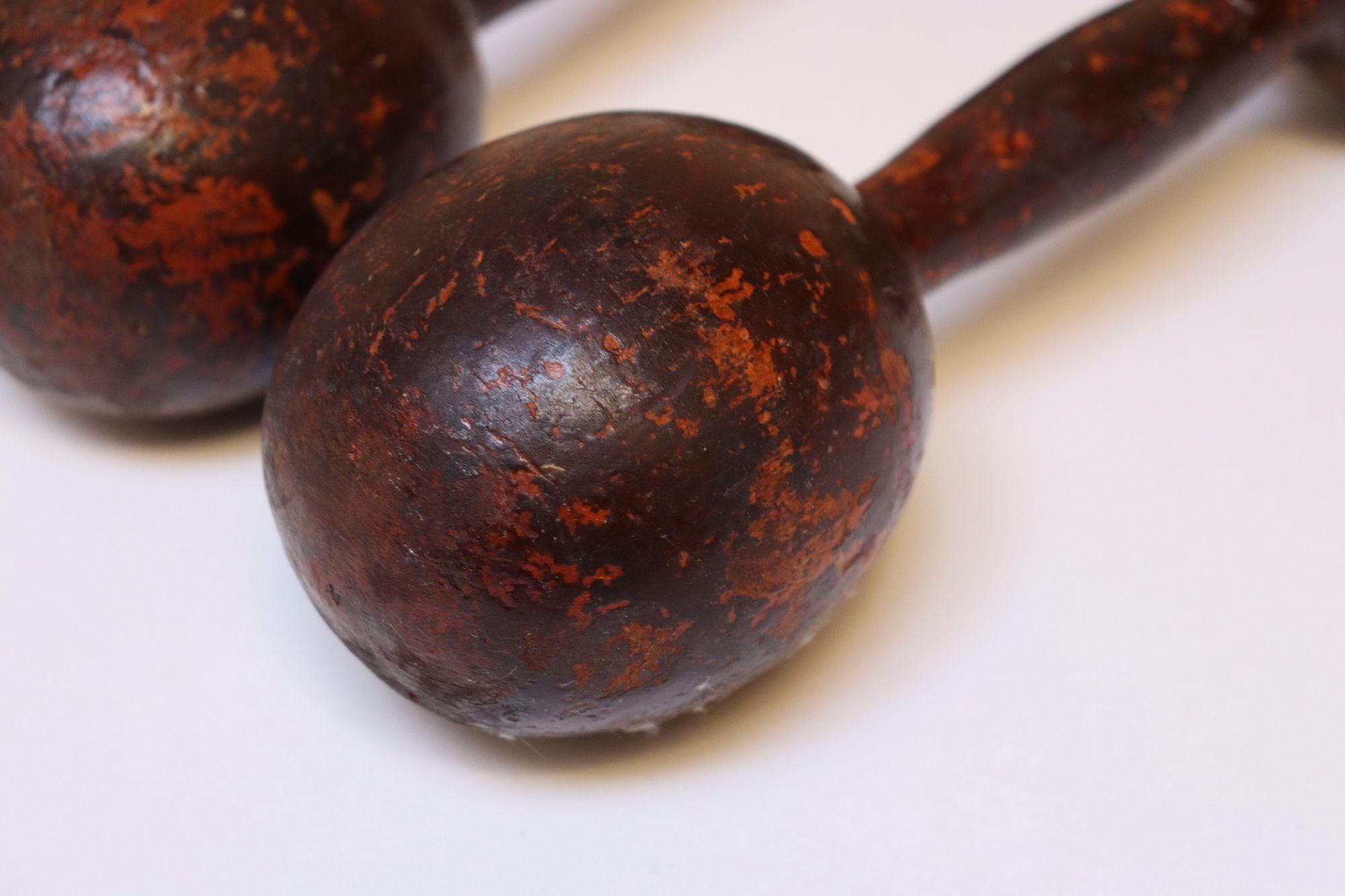 Paire de poids à main/belles sculpturaux primitifs vintage en vente 1