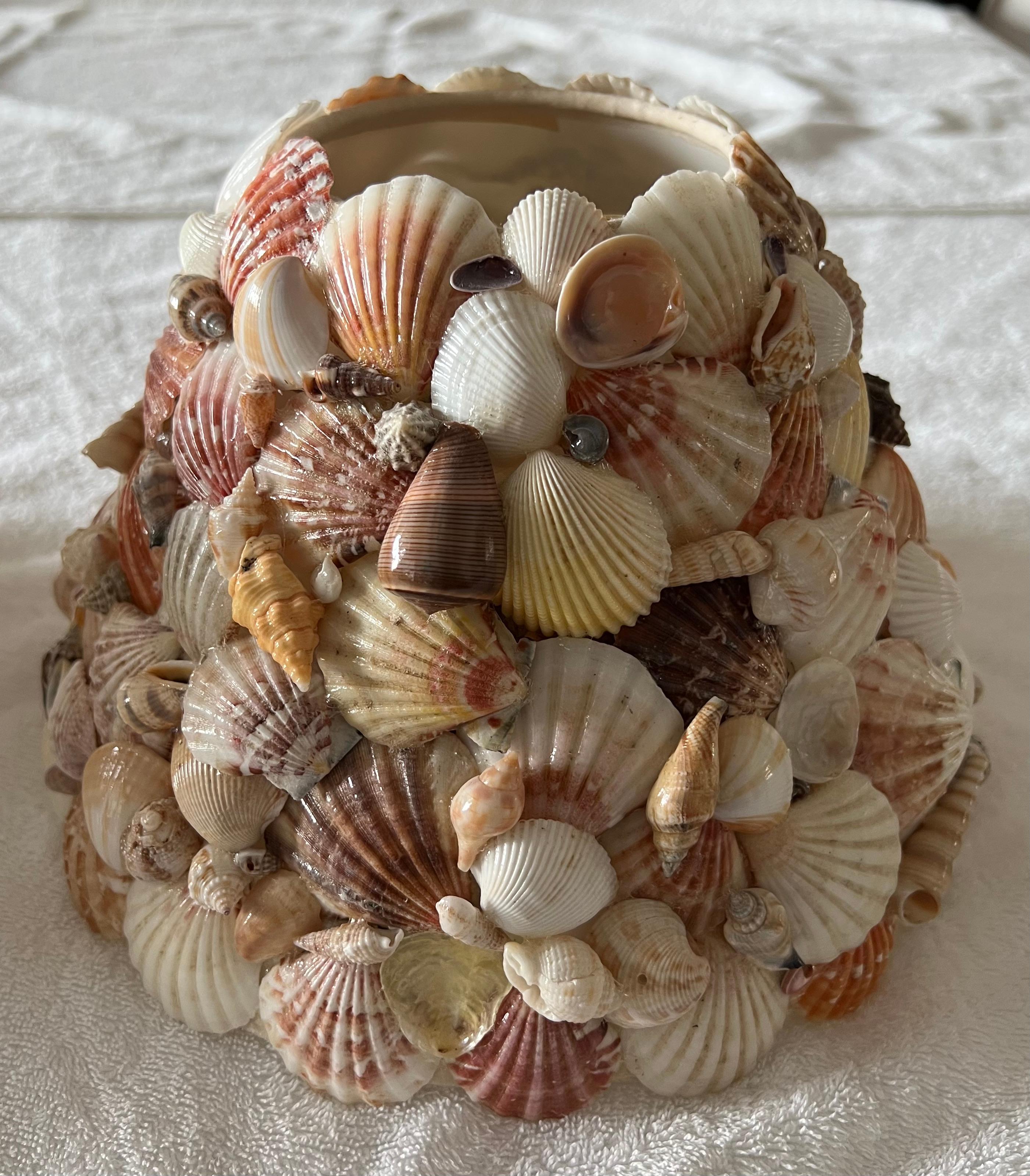 Arts and Crafts Paire d'abat-jour vintage classiques à clip cône recouverts de coquillages en vente