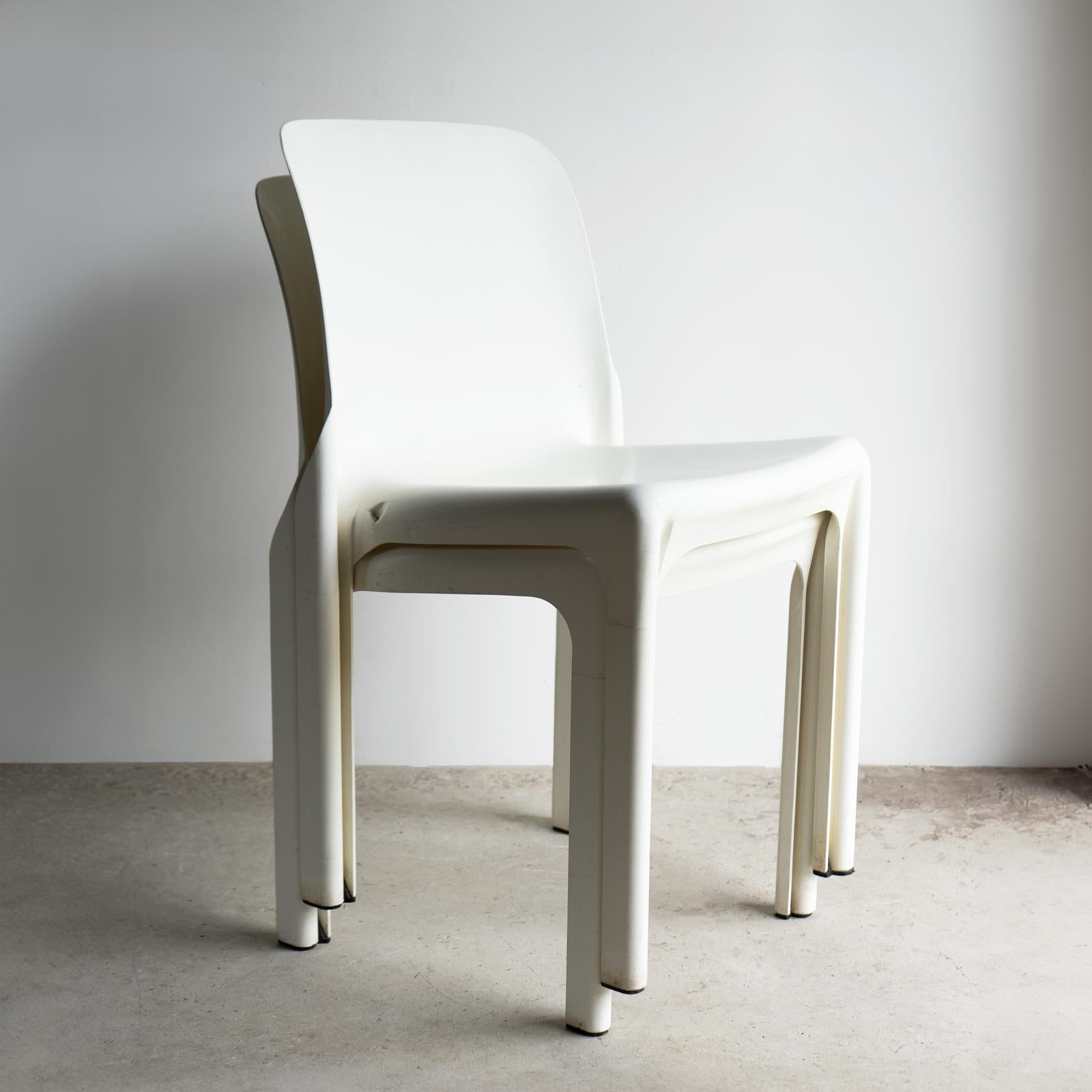 Paar Vintage Selene Stühle von Vico Magistretti für Artemide, 1960er/1970er Jahre im Angebot 1