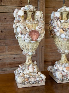 Coppia di lampade da tavolo vintage in legno intagliato con urne incastonate di conchiglie