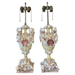 Coppia di lampade da tavolo vintage in legno intagliato con urne incastonate di conchiglie