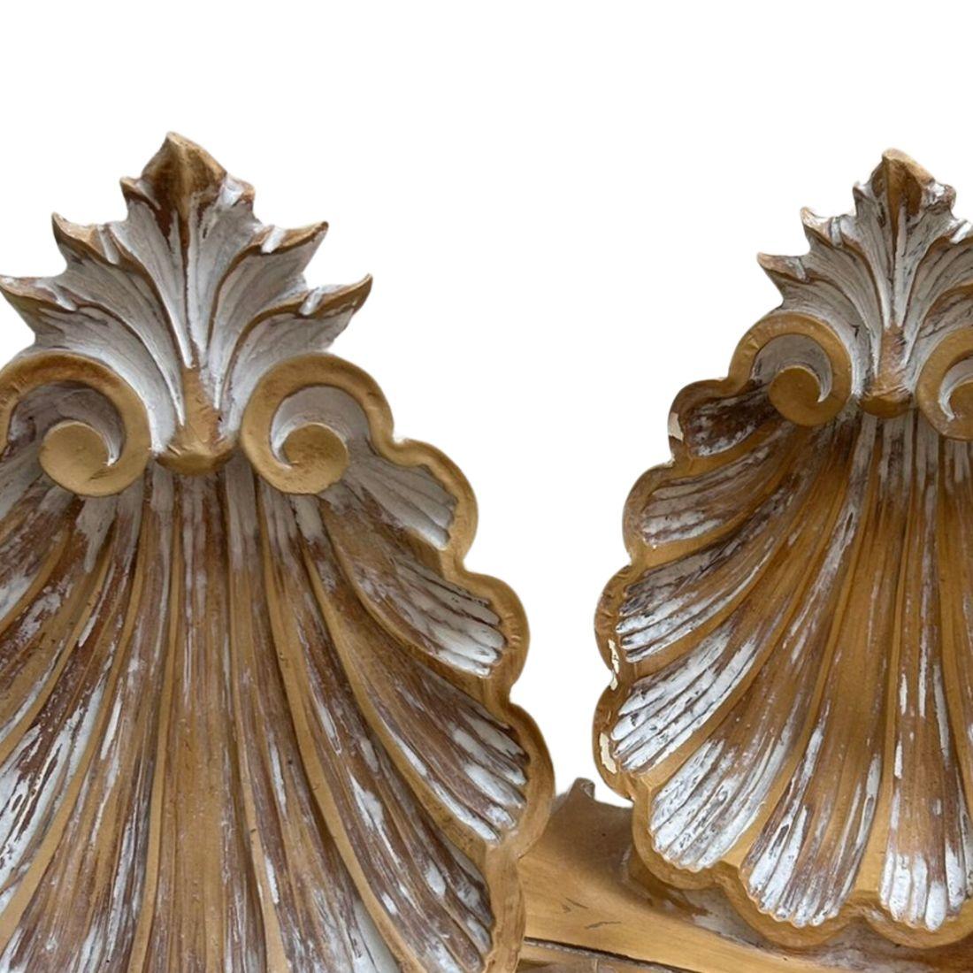 Dieses Paar Muschel-Wandregale im Vintage-Stil zeichnet sich durch ein einzigartiges, von natürlichen Formen inspiriertes Design aus. Jedes Regal ist wie eine Muschel geformt, mit komplizierten Details, die die Kurven und die Textur hervorheben und