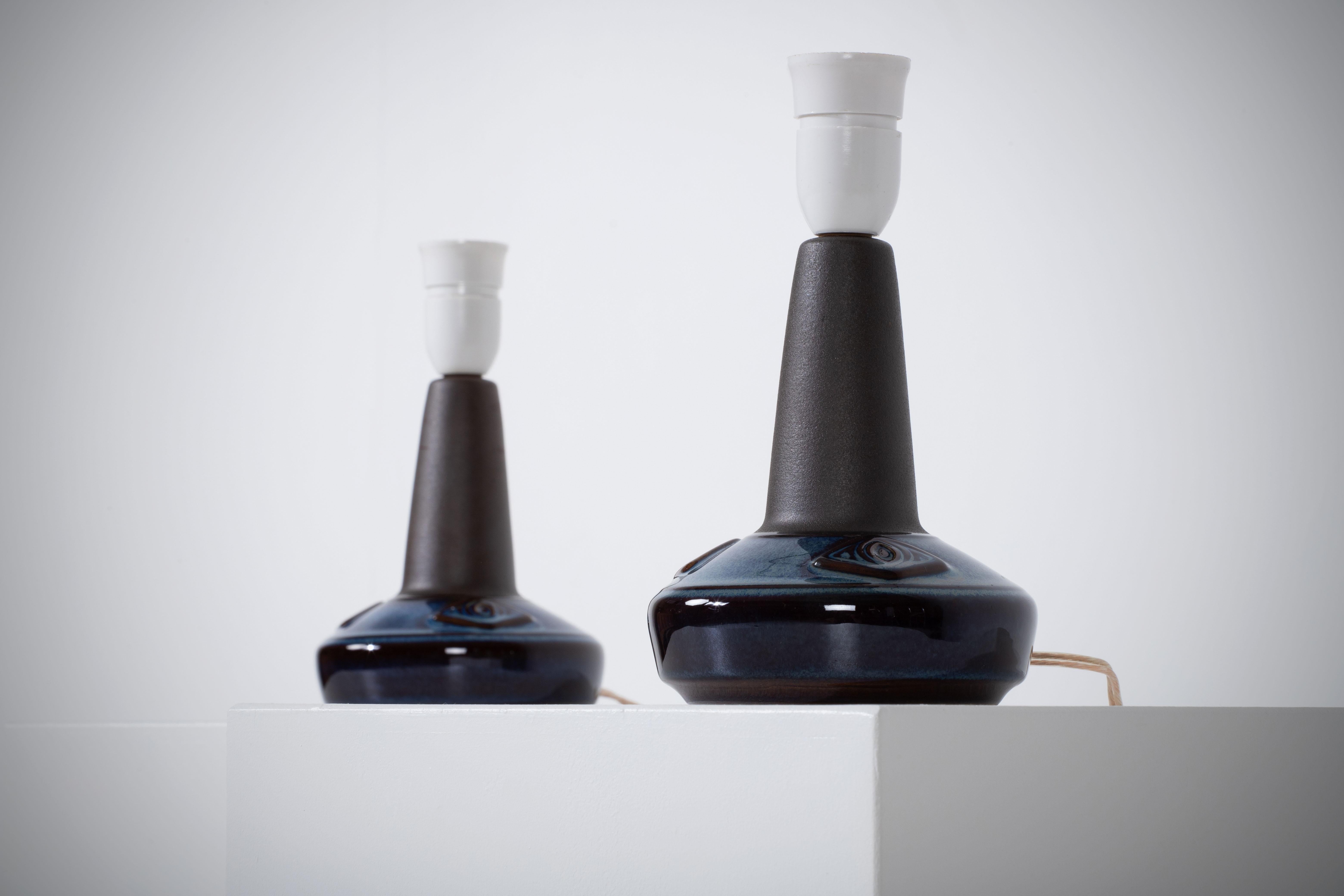 Ein Paar elegante Tischlampen, entworfen von Einar Johansen und hergestellt von Søholm in Bornholm, Dänemark, in den 1960er Jahren. 
Die Lampen sind aus Steingut gefertigt und tragen eine Signatur des Designers und des Herstellers, darunter 