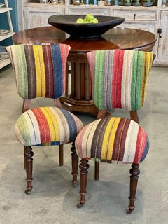 Paire de chaises d'appoint vintage nouvellement tapissées de tapis à rayures de laine