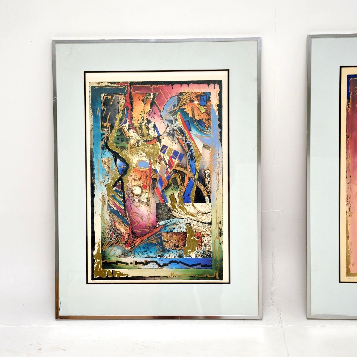 Ein schönes Paar signierter Vintage-Drucke von Robert Kostuck mit dem Titel: Hands of Fate. Es handelt sich um geprägte Siebdrucke, die vom Künstler mit Bleistift signiert sind, sie stammen aus dem Jahr 1991.

Die Farben sind atemberaubend, und sie