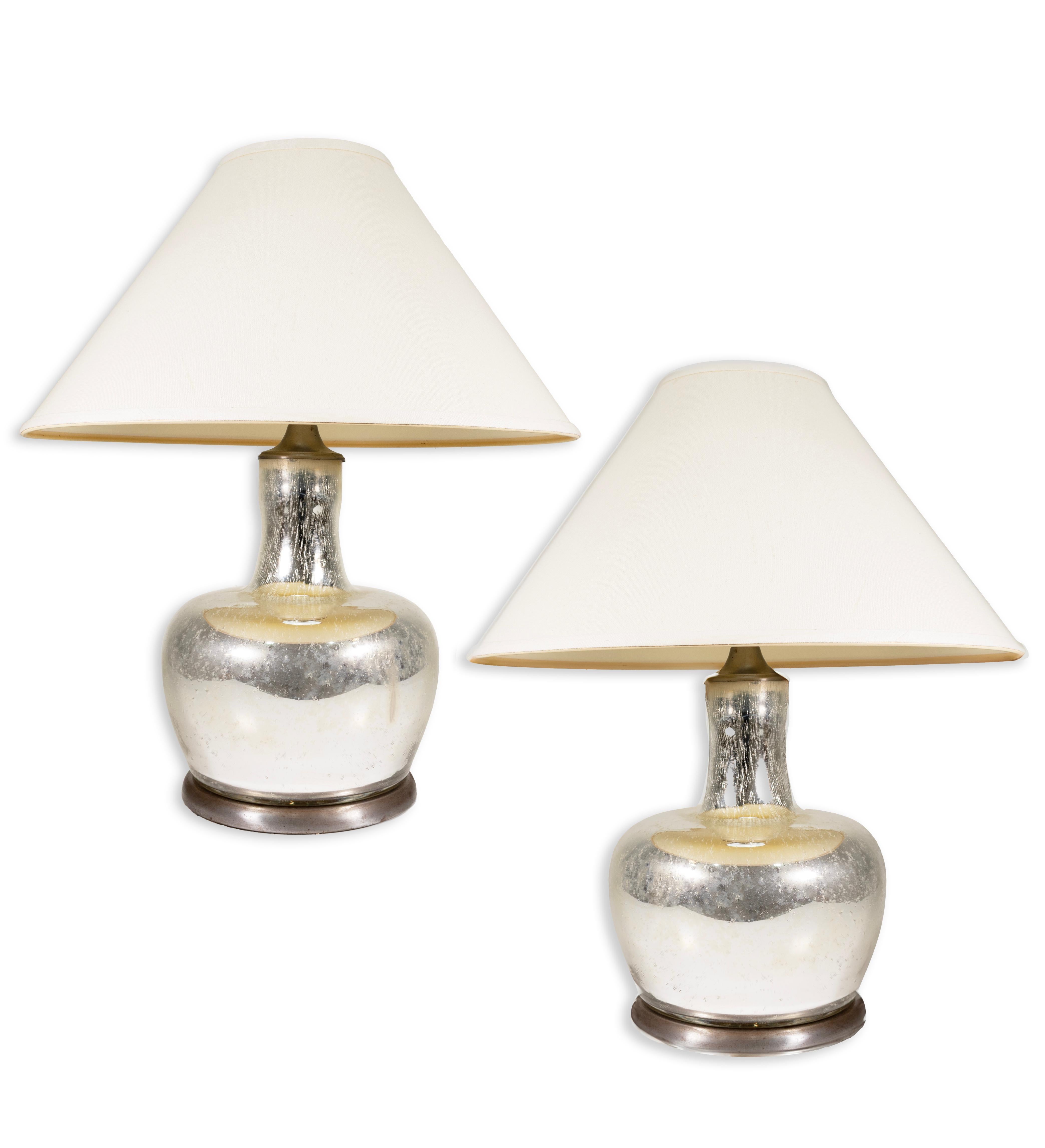 Il s'agit d'une paire de lampes de table en verre argenté au mercure, présentées dans un bel état de conservation. Elles sont parfaites pour tous ceux qui cherchent à élever leur espace et sont idéalement dimensionnées pour un salon ou comme paire