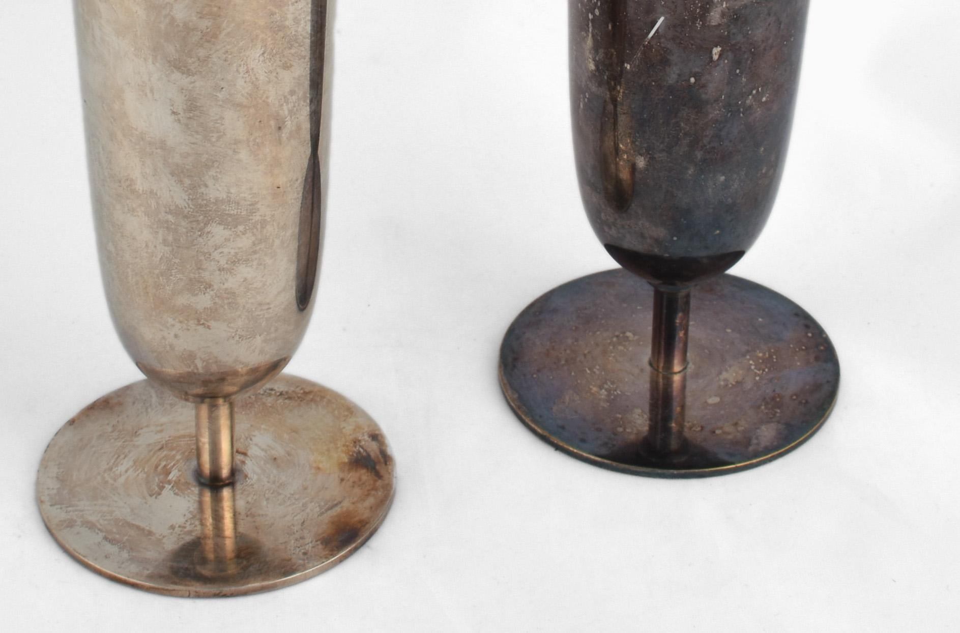 La paire de vases en argent est une œuvre d'art originale réalisée en Allemagne dans les années 1930. 

Métal argenté d'origine. 

Design/One attribué à Fritz August Breuhaus de Groot. 

Fabriqué en Allemagne par WMF.

Bon état, légère usure due au